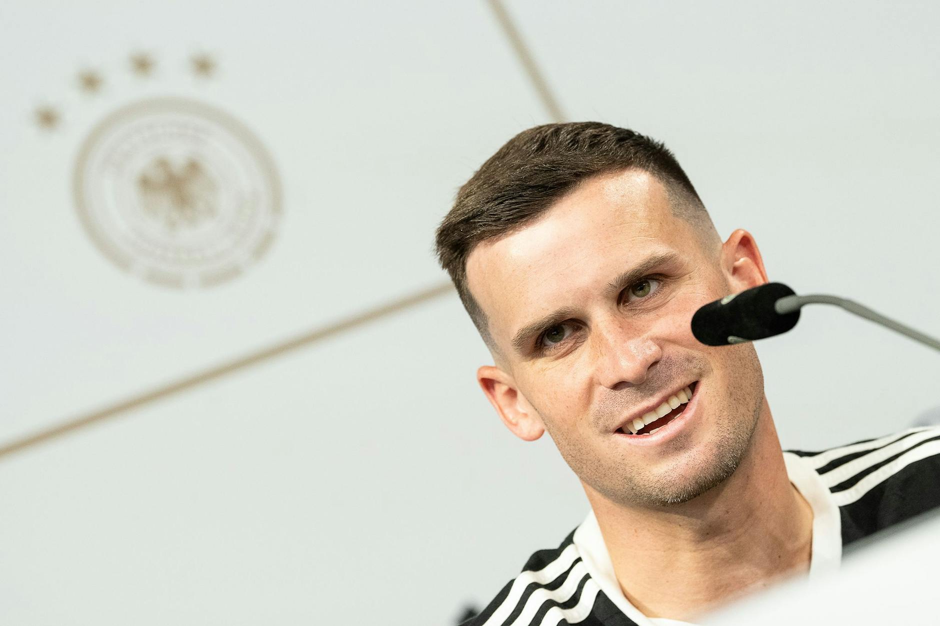 Ein neues Gesicht im DFB-Team und gleich auf der Pressekonferenz: Pascal Groß