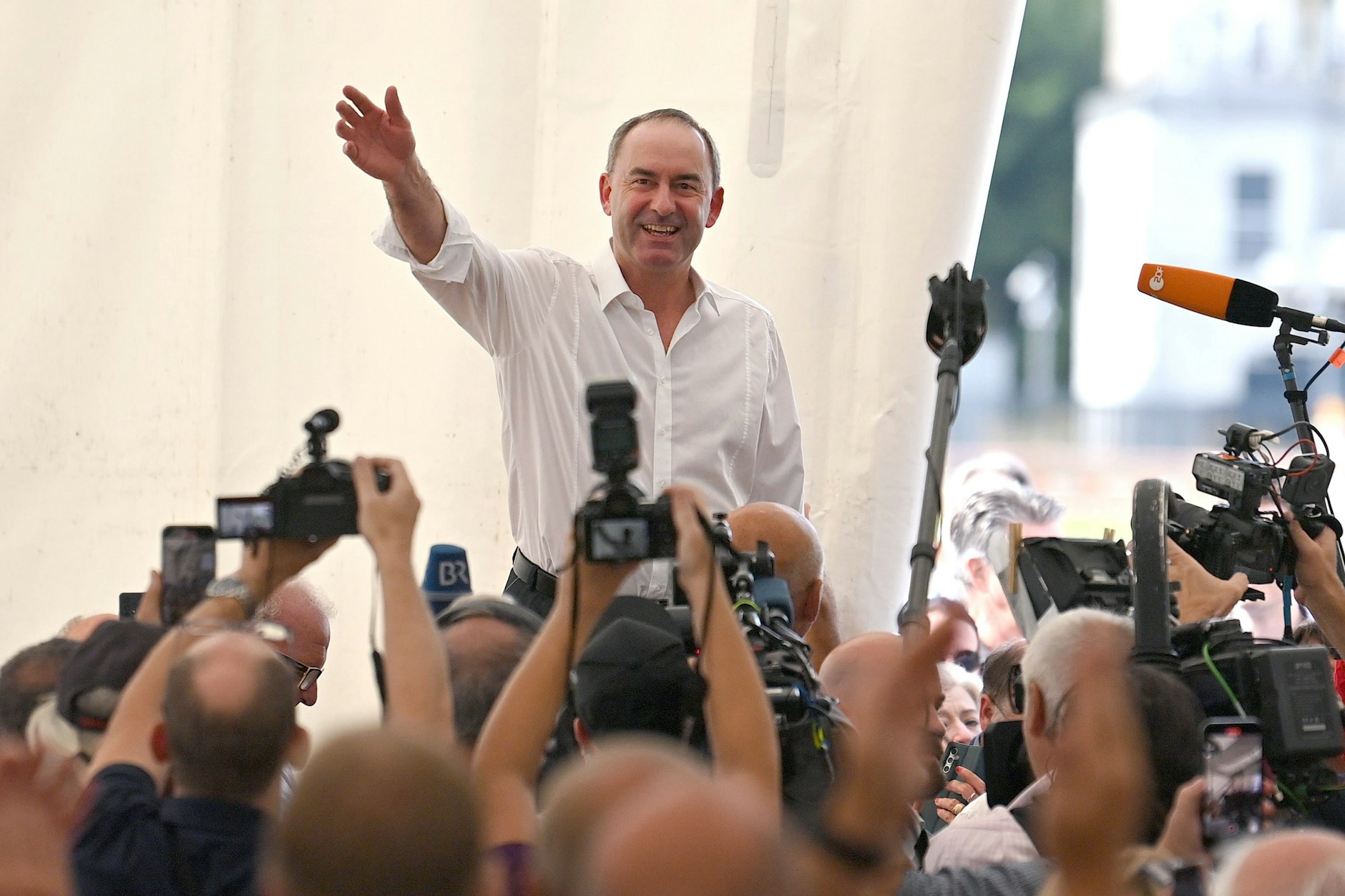 Allen Grund zur Freude: Hubert Aiwangers Partei hat trotz der Flugblatt-Affäre zugelegt.