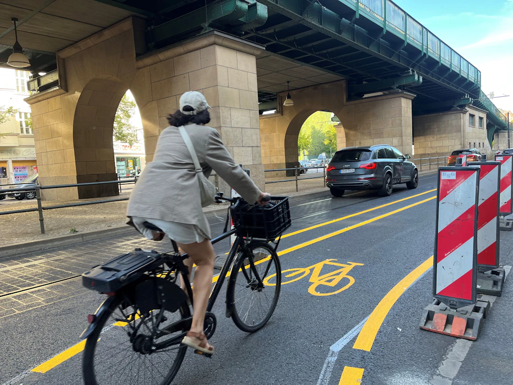 Schönhauser Allee: Radfahrer freuen sich - Gewerbetreibende wollen weg