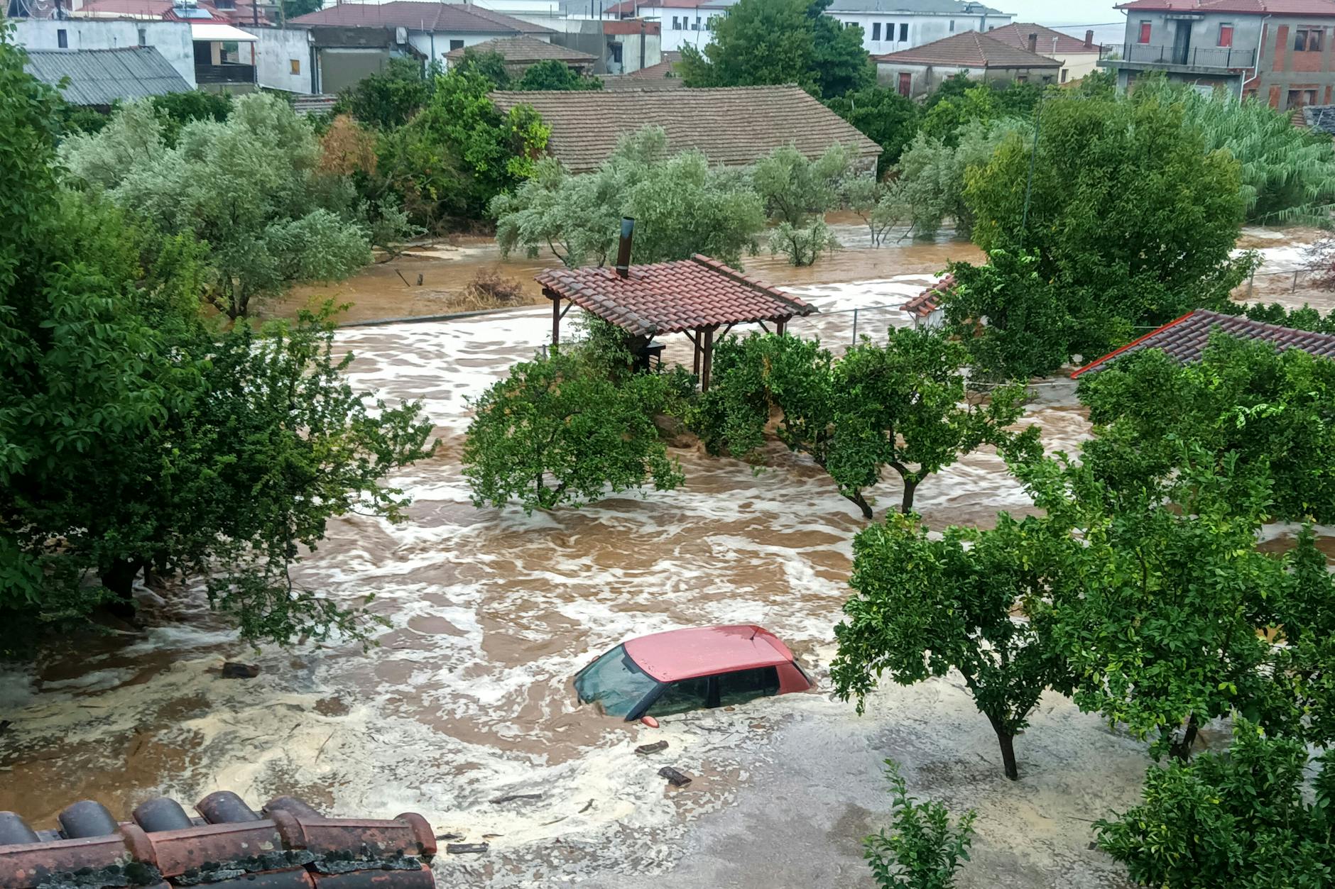 Ein Auto steht im Hochwasser im Dorf Milina in der Region Thessalien. Bei schweren Unwettern ist in Mittelgriechenland ein Mensch ums Leben gekommen.