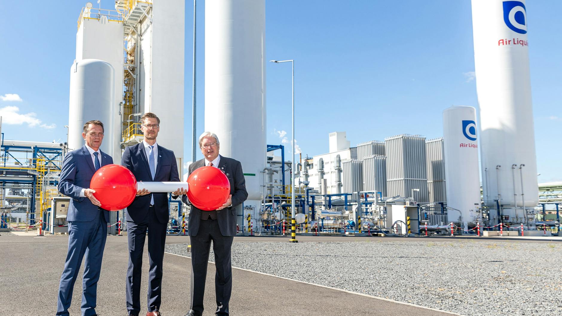 Gestern wurde in Schwarzheide eine Luftzerlegungsanlage (LZA) eröffnet. Air Liquide hat mehr als 40 Millionen Euro in den Bau der Anlage auf dem Gelände der BASF in Schwarzheide investiert. Die neue LZA wird Sauerstoff und Stickstoff für BASF produzieren sowie CO₂-freie Druckluft bereitstellen.