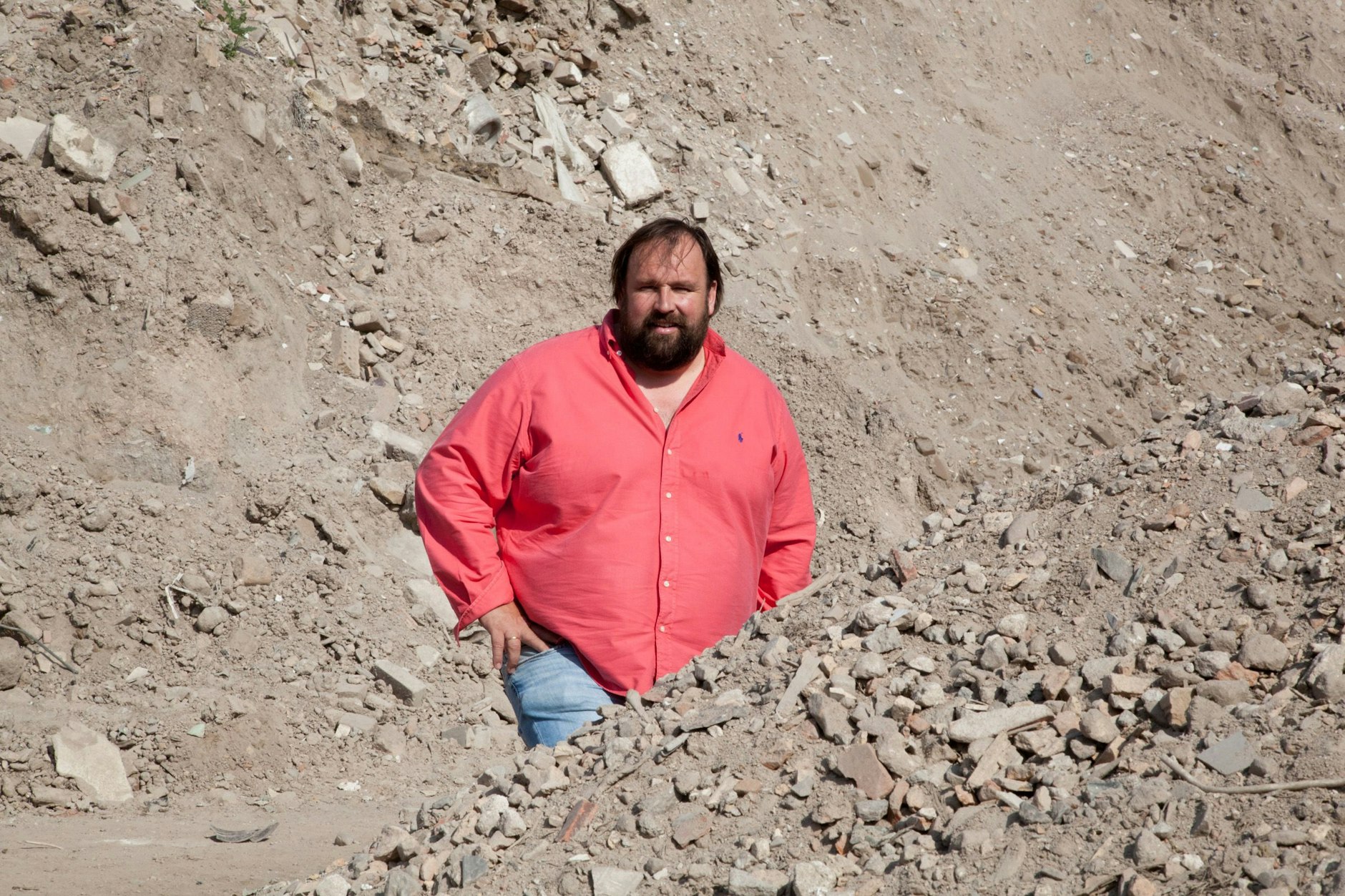 Alexander Kurylyszyn in einem Berg von Schutt.&nbsp;