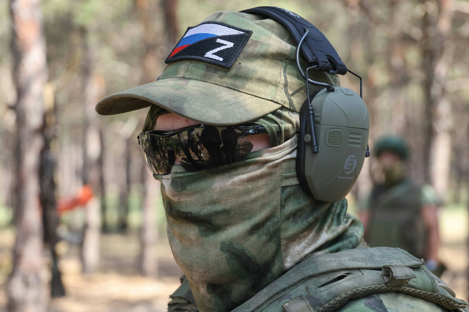 Ein russischer Soldat führt einen Kampfeinsatz auf der Kinburn-Halbinsel durch.