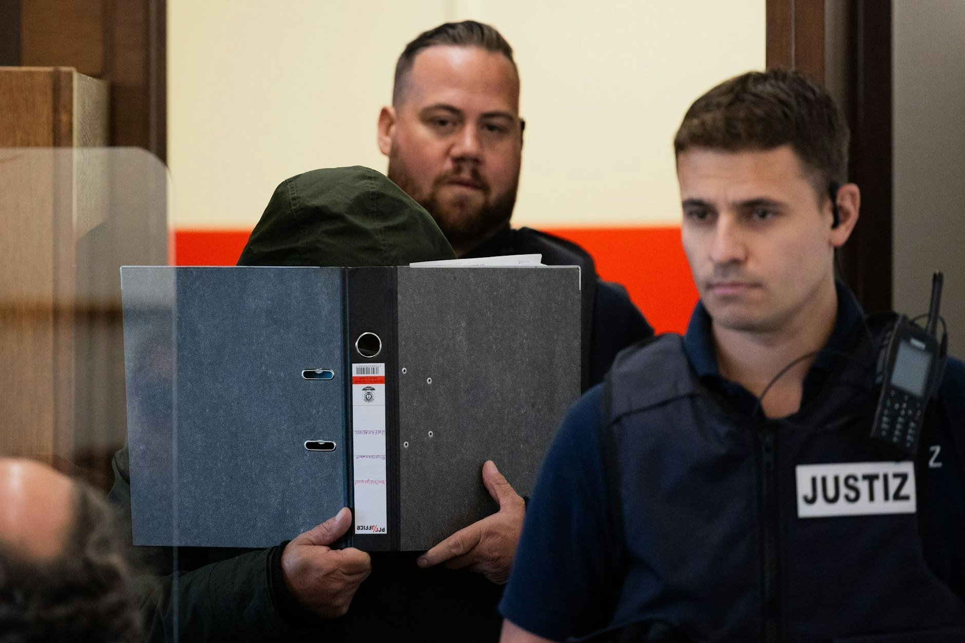 Der Angeklagte kommt in den Gerichtssaal in Köln.  