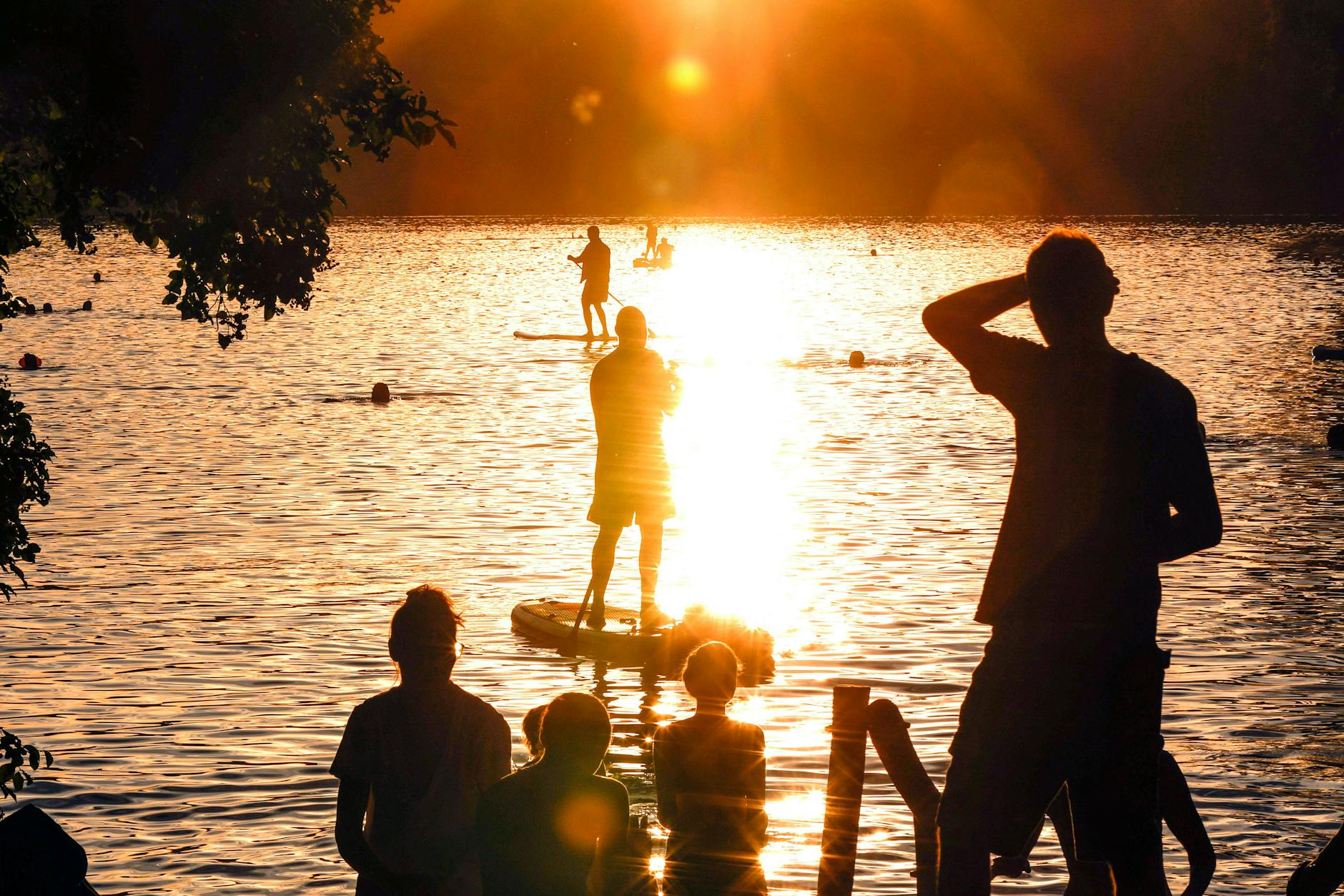 Mit Freunden zum Sonnenuntergang an den See? Unsere Tipps für die letzten Sommertage.