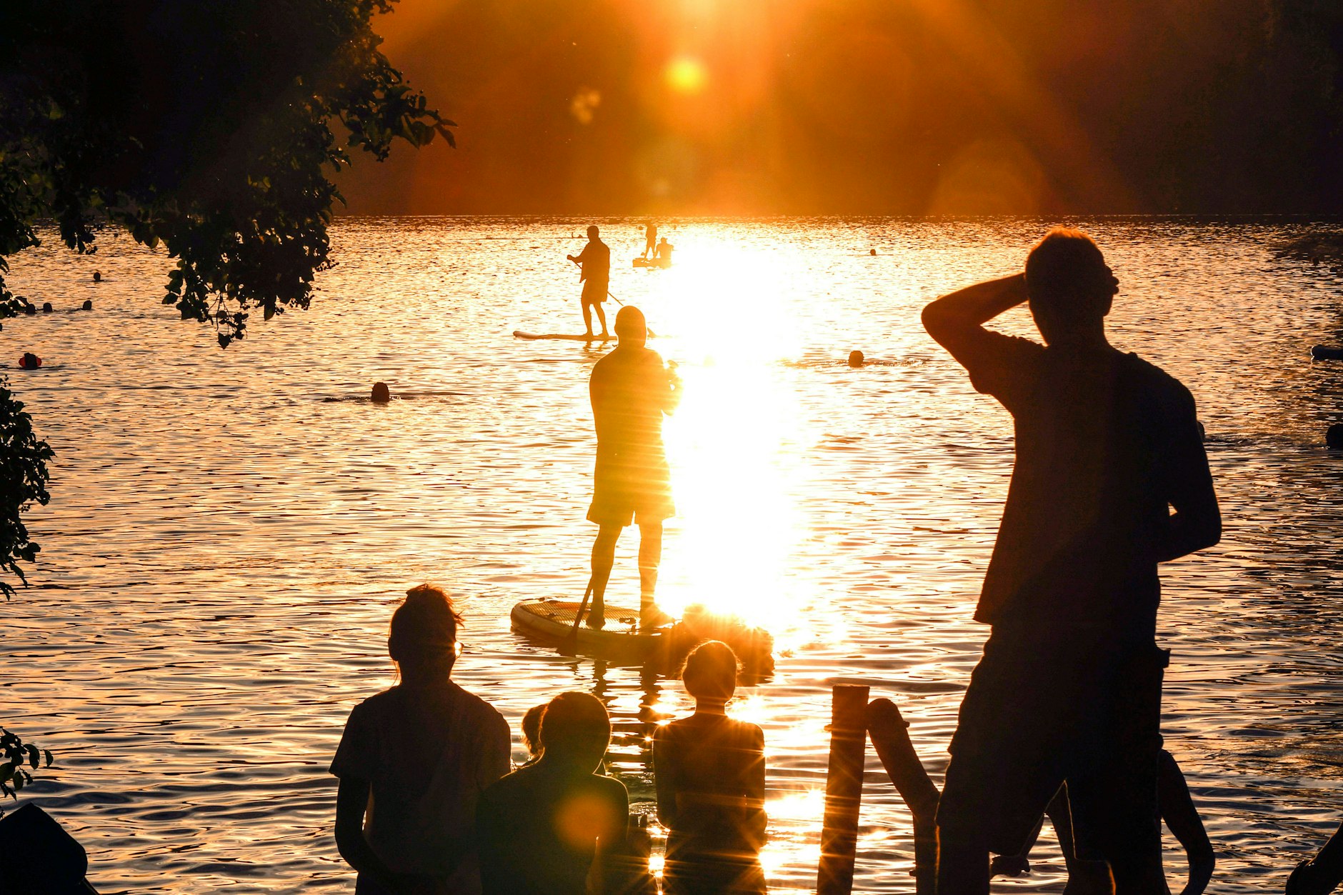 Mit Freunden zum Sonnenuntergang an den See? Unsere Tipps für die letzten Sommertage.