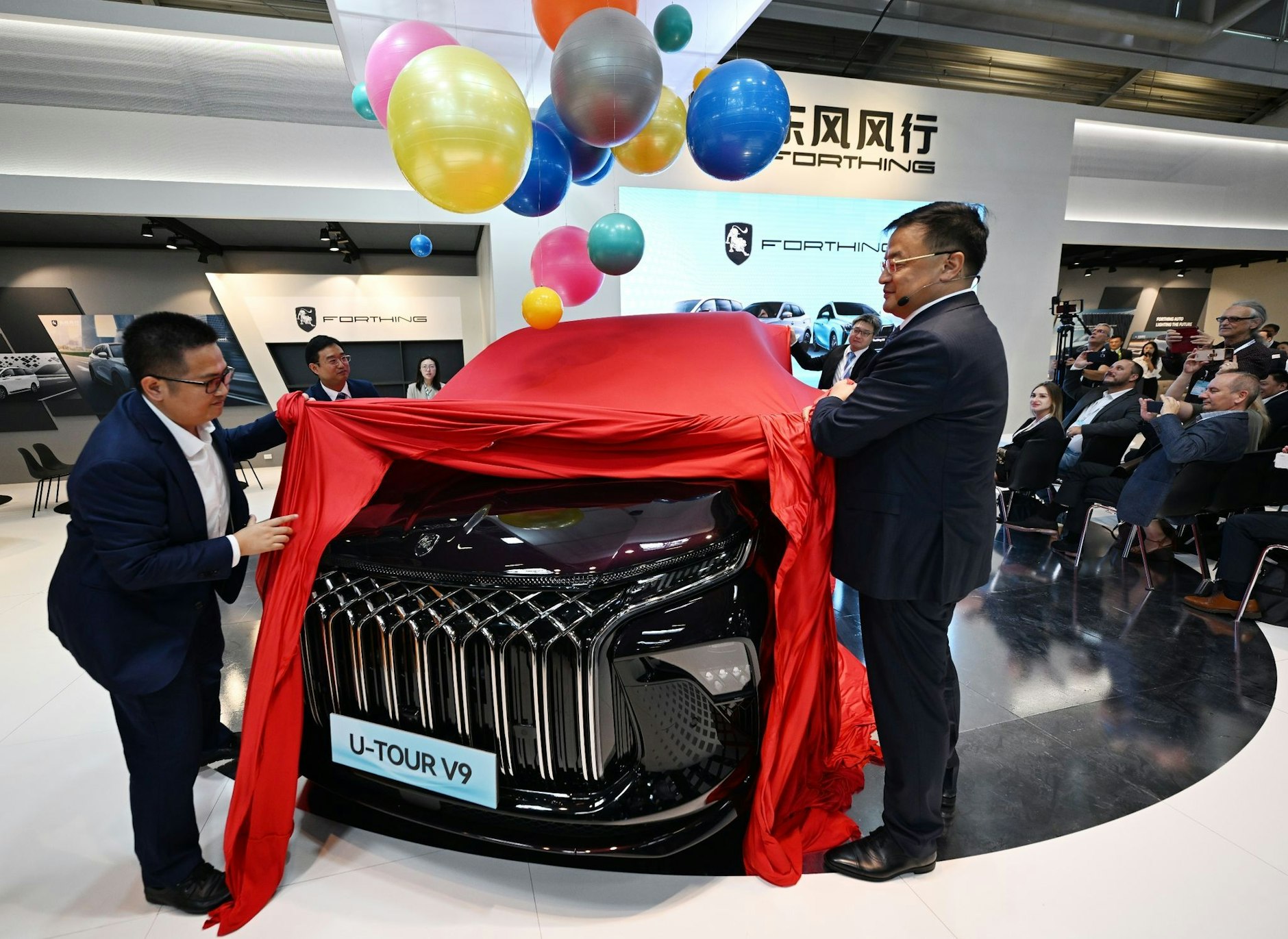 Manager der Dongfeng Liuzhou Motor Co. Ltd. enthüllen auf der IAA ein neues Fahrzeug der Marke Forthing.