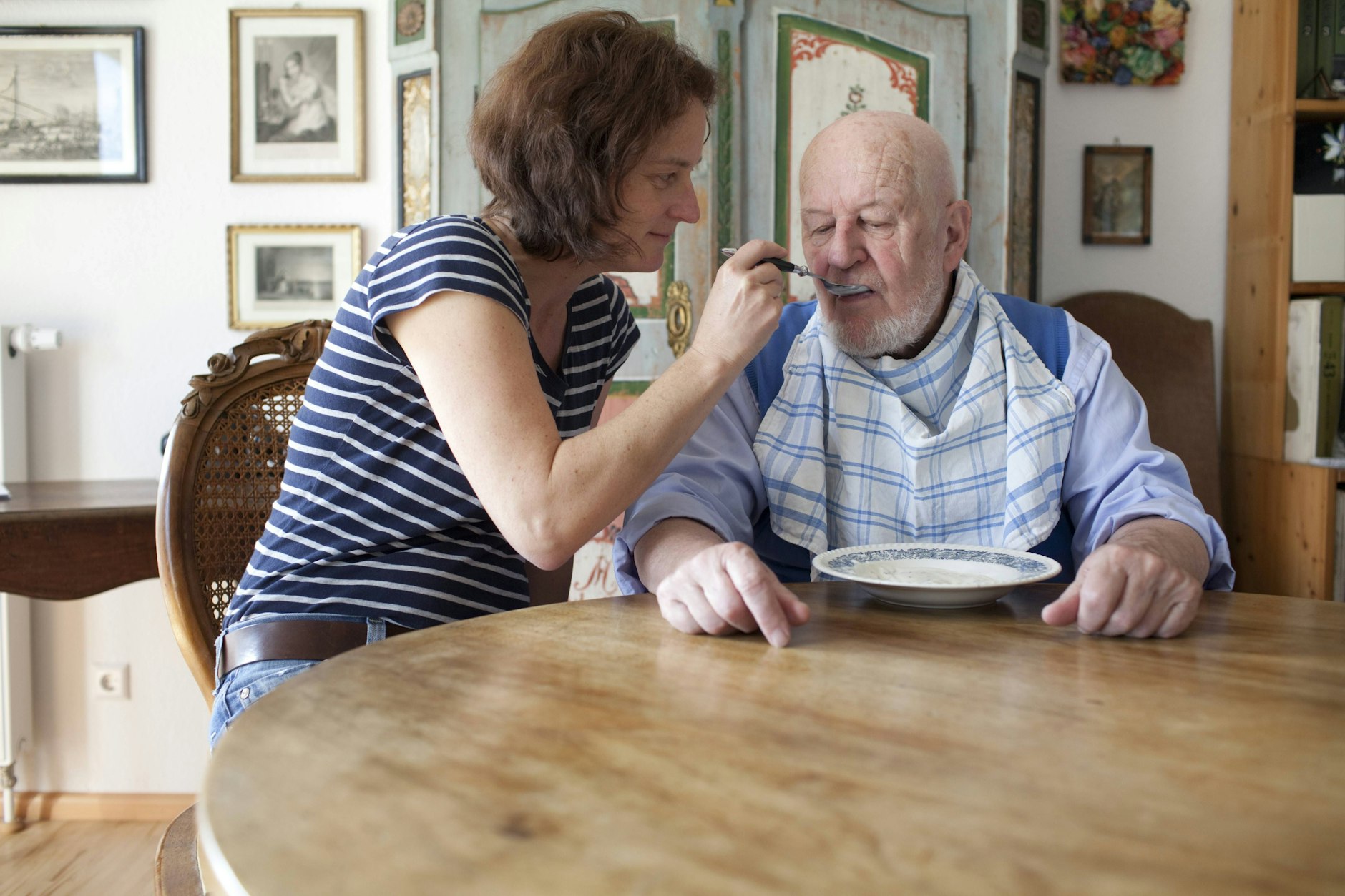 Wer einen Menschen zu Hause pflegt, ist oftmals fast rund um die Uhr im Einsatz.