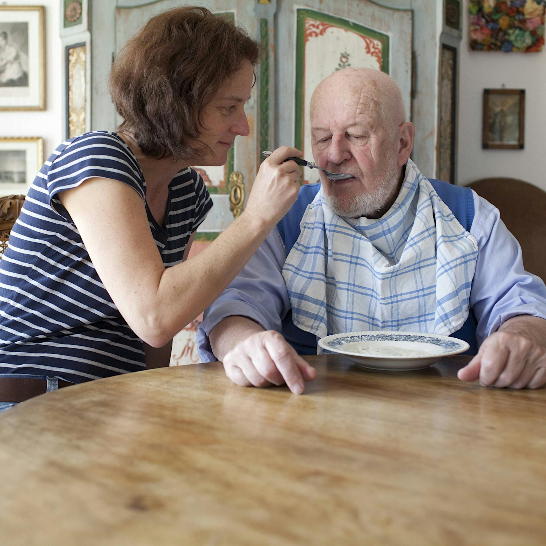Pflege: Entlastungsgeld für pflegende Angehörige – Wie kriege ich die 125 Euro pro Monat?