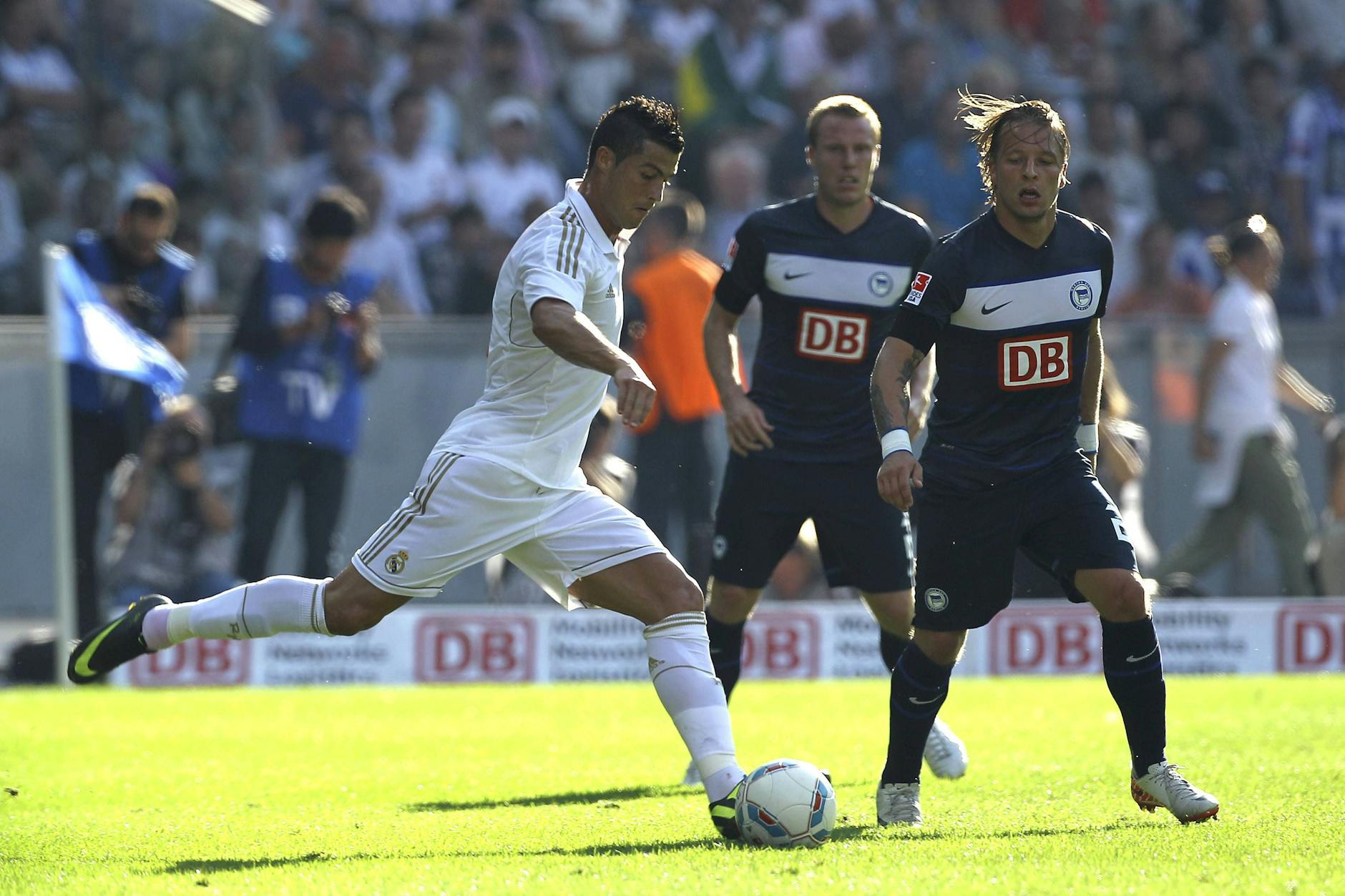 Zwölf Jahre ist das her. Cristiano Ronaldo dribbelte mit Real Madrid am 27. Juli 2011 in der Saisonvorbereitung bei Hertha auf, zieht hier vor Patrick Ebert ab.