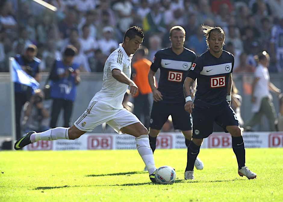 Zwölf Jahre ist das her. Cristiano Ronaldo dribbelte mit Real Madrid am 27. Juli 2011 in der Saisonvorbereitung bei Hertha auf, zieht hier vor Patrick Ebert ab.
