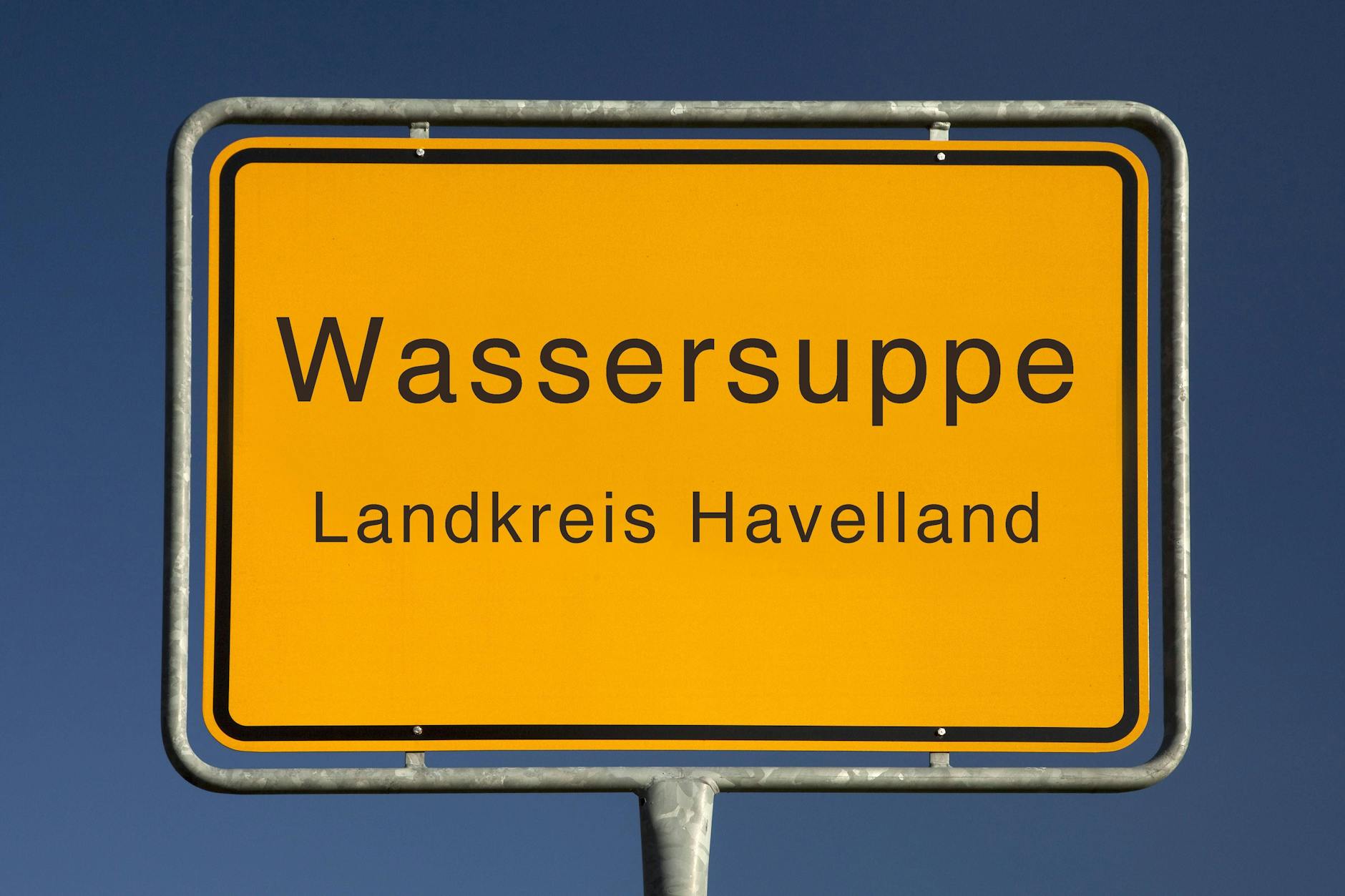 Bei einer Landpartie durch Brandenburg stößt man nicht selten auf kuriose Ortsnamen.