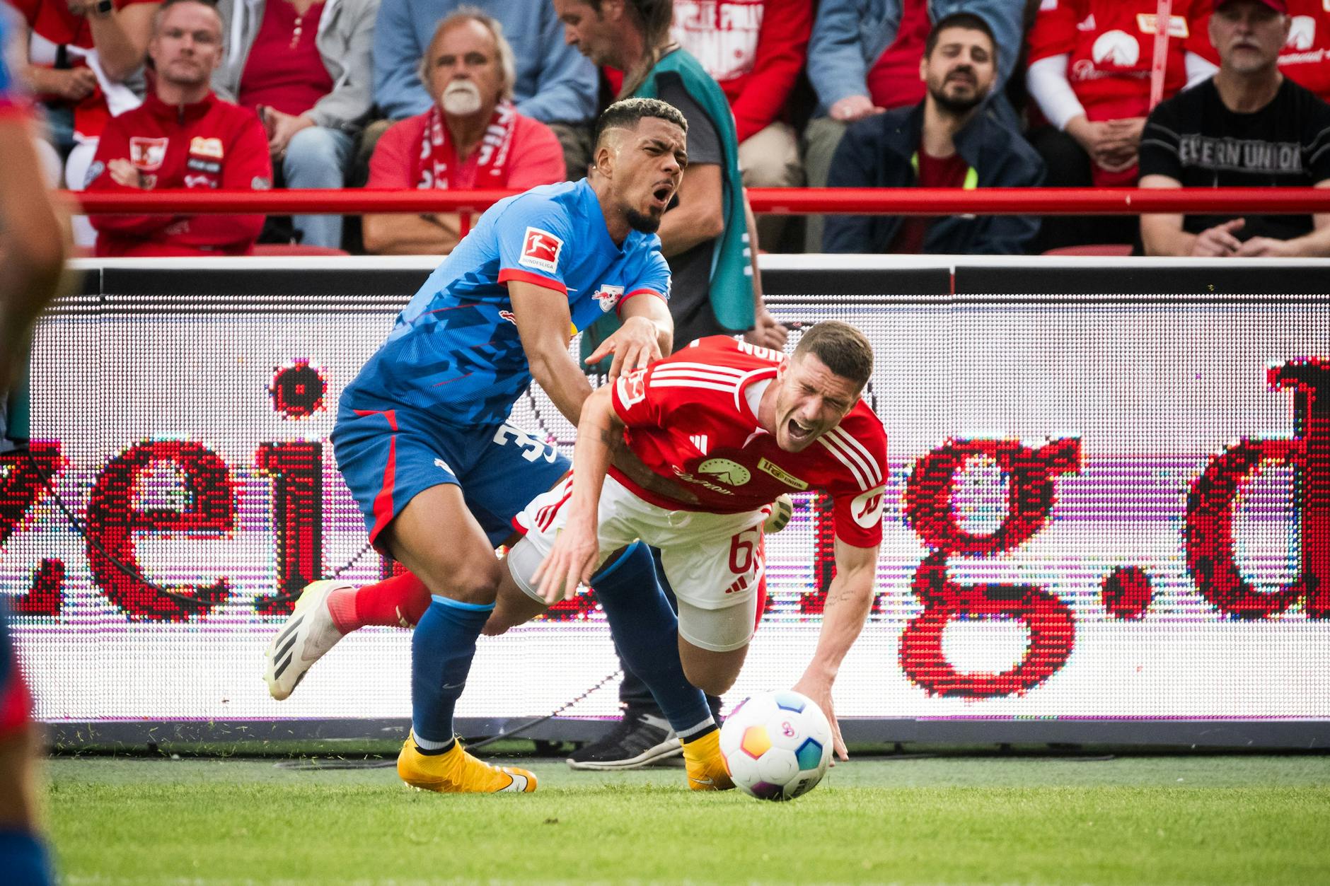 In der Bundesliga am vergangenen Spieltag noch Gegner, bei der Nationalmannschaft Teamkollegen: RB Leipzigs Benjamin Henrichs und Union Berlins Robin Gosens (v.l.).