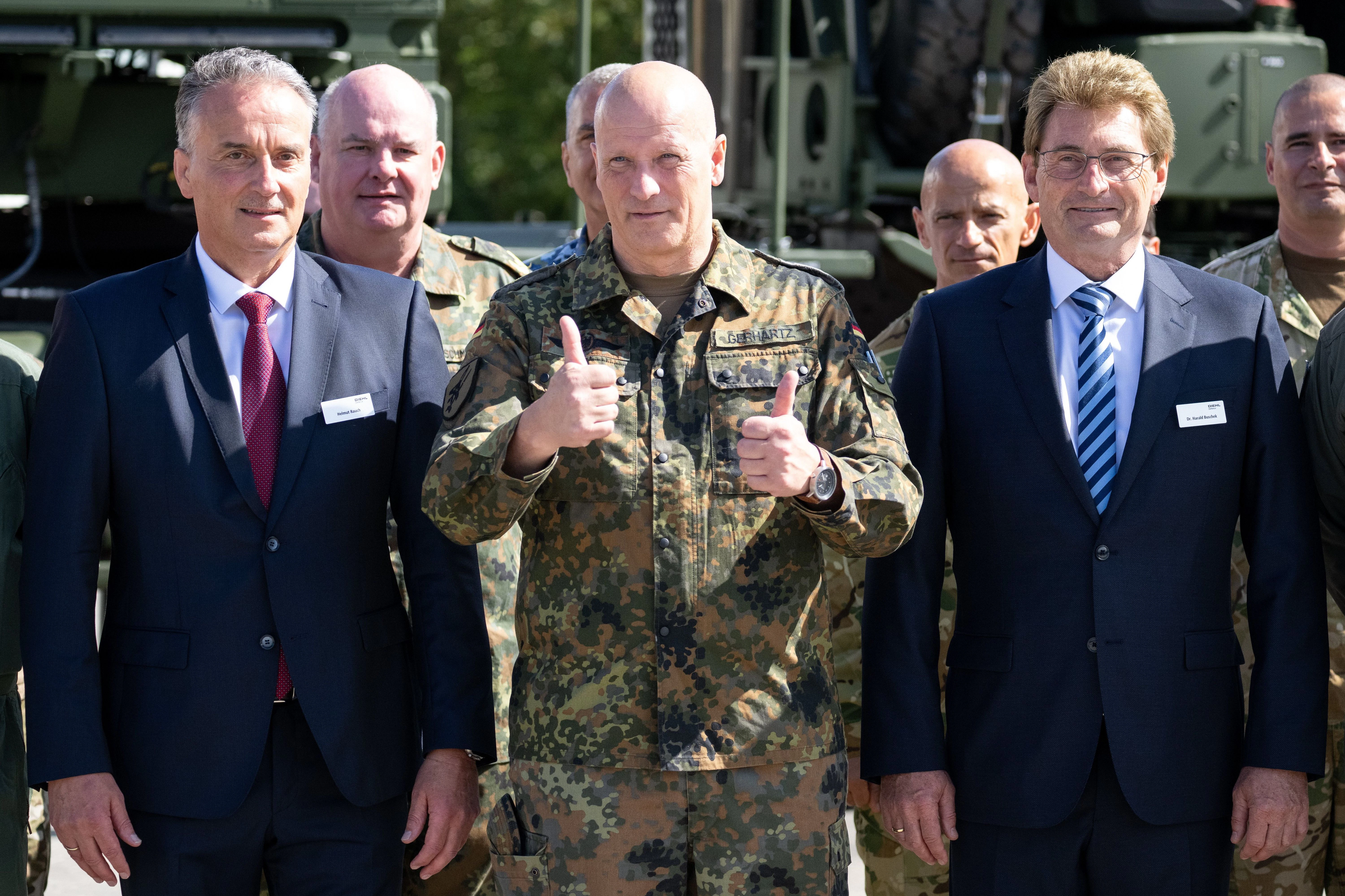 Generalleutnant Ingo Gerhartz (M), Inspekteur der Luftwaffe, zeigt während der Vorstellung der European Air Defence Academy in der Kaserne Todendorf zwischen Helmut Rauch (l) und Harald Buschek (r)