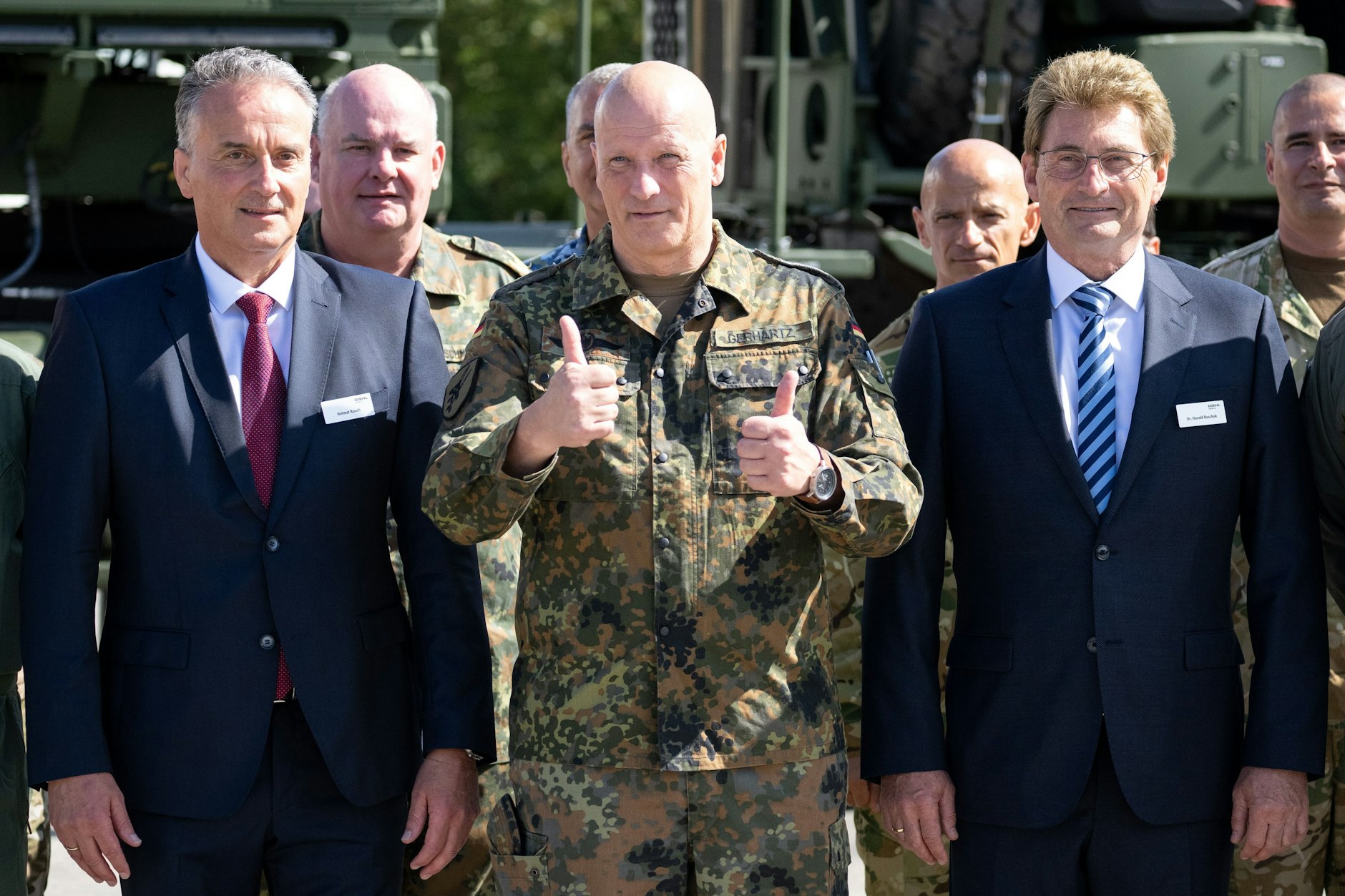 Generalleutnant Ingo Gerhartz (M), Inspekteur der Luftwaffe, zeigt während der Vorstellung der European Air Defence Academy in der Kaserne Todendorf zwischen Helmut Rauch (l) und Harald Buschek (r)