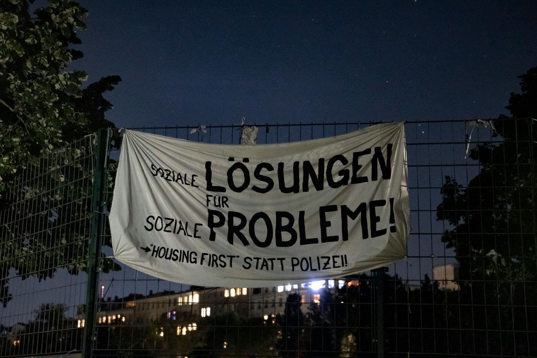 Soziale Lösungen? Ein Banner im Görlitzer Park.
