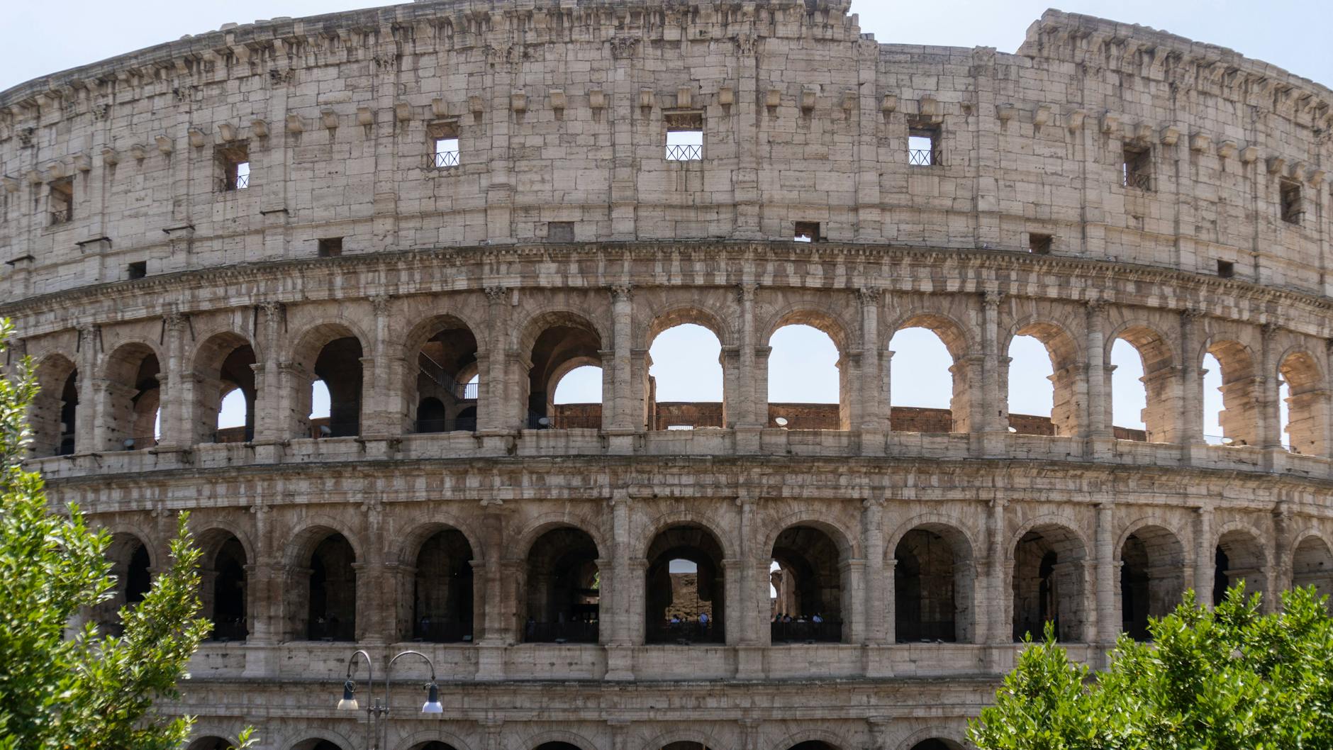 Im Kolosseum in Rom kämpften früher Gladiatoren - on nun aus der Kategorie Eques, Murmillo, Thraex, Retiarius, oder Scissor.