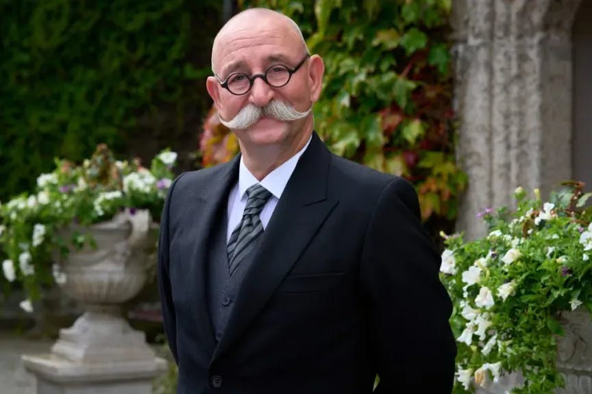 Das leicht versnobte und die englische Eleganz liegen dem „Bares für Rares“ Moderator. 