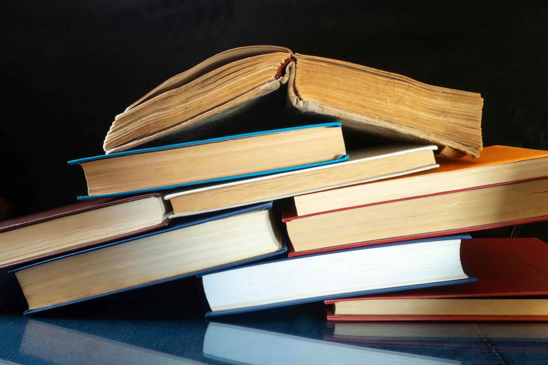 Karl Konrad Koreander ist der Inhaber eines Antiquariats - aber welches berühmte Buch spielt dort?