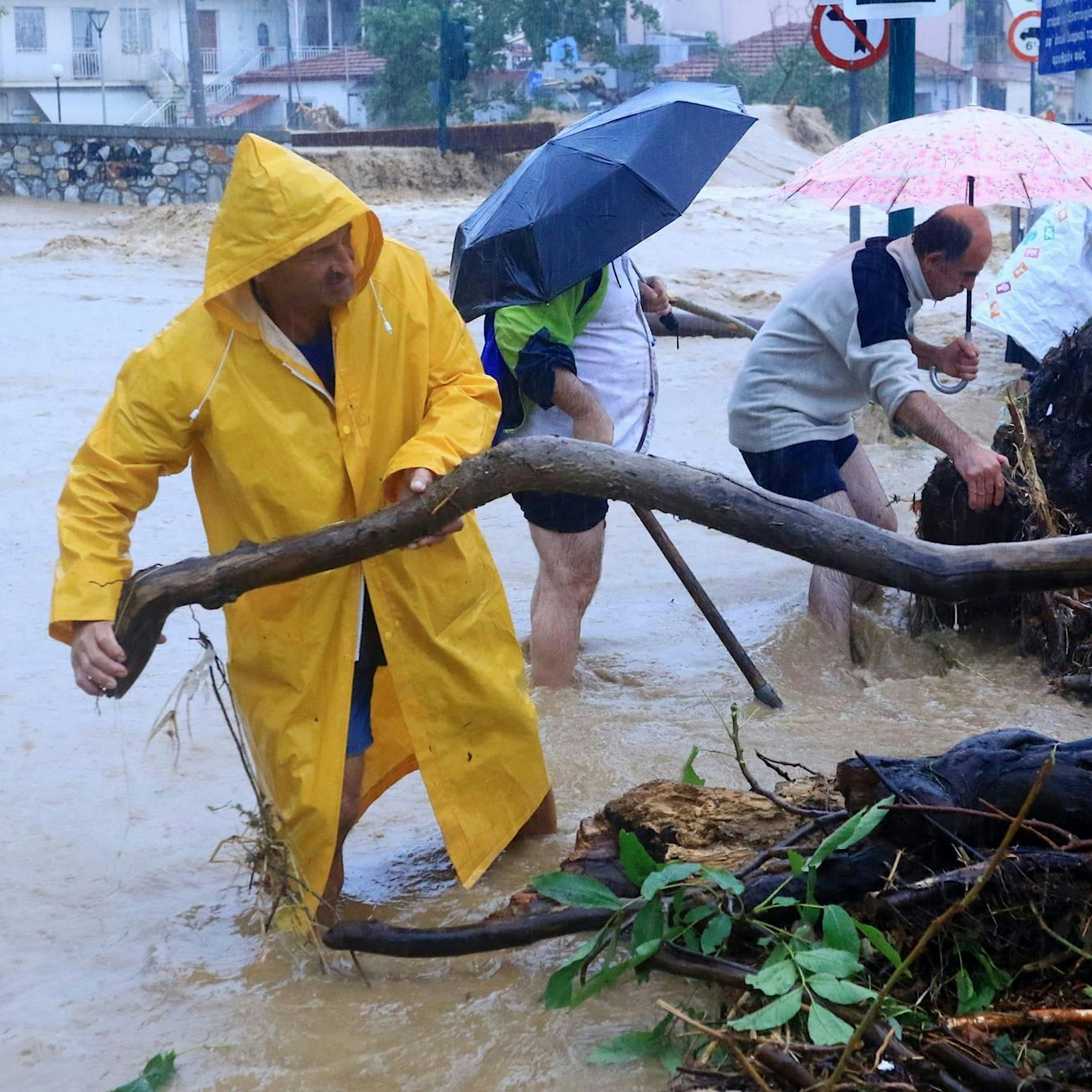 Griechenland und Türkei leiden unter Starkregen und Überschwemmungen: Nach dem Feuer kam der Regen
