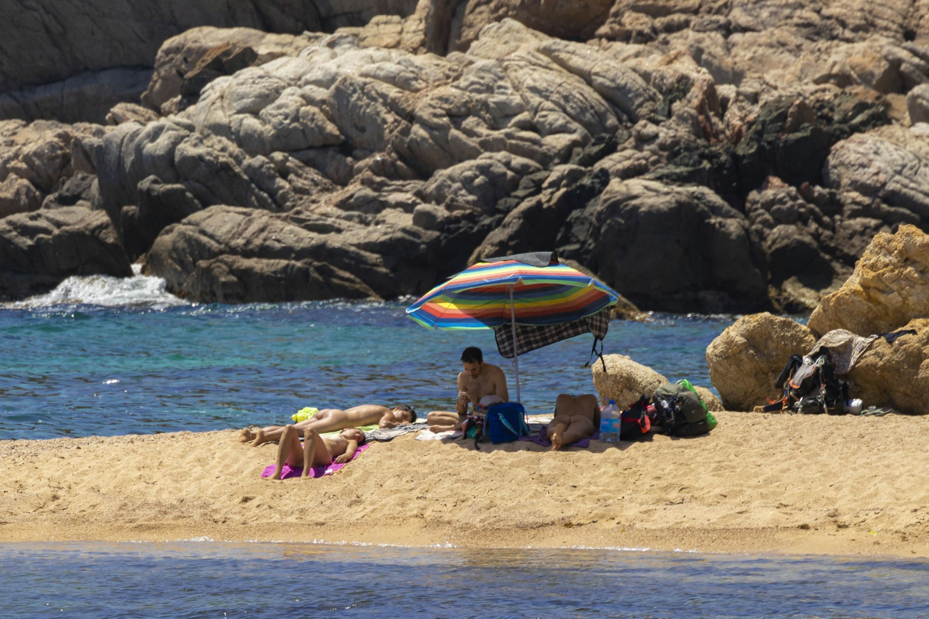 Strandbesucher sonnen sich an der Costa Brava bei Palamos, Spanien.