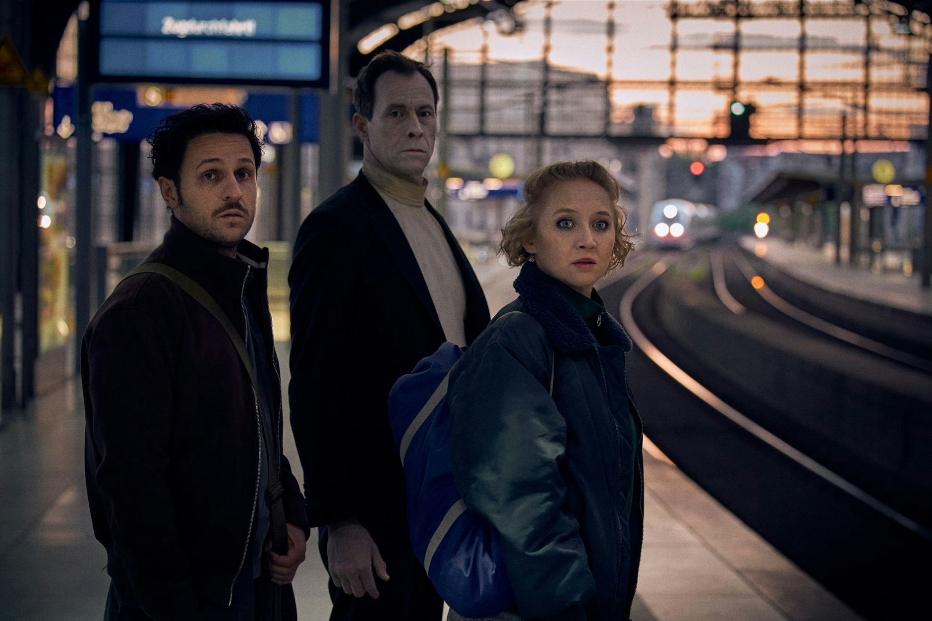 HANDOUT - Anna Maria Mühe als Sophia, Marc Hosemann als Morten und Dimitrij Schaad als Reiner in einer Szene des Films «Sophia, der Tod und ich».  