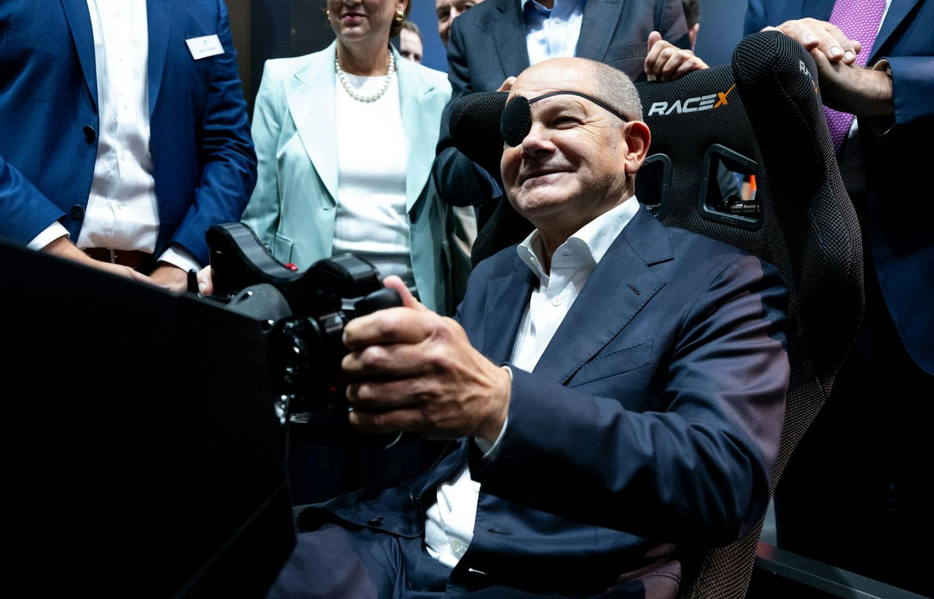 Der Bundeskanzler steuert: Olaf Scholz auf der IAA in einem Autosimulator.