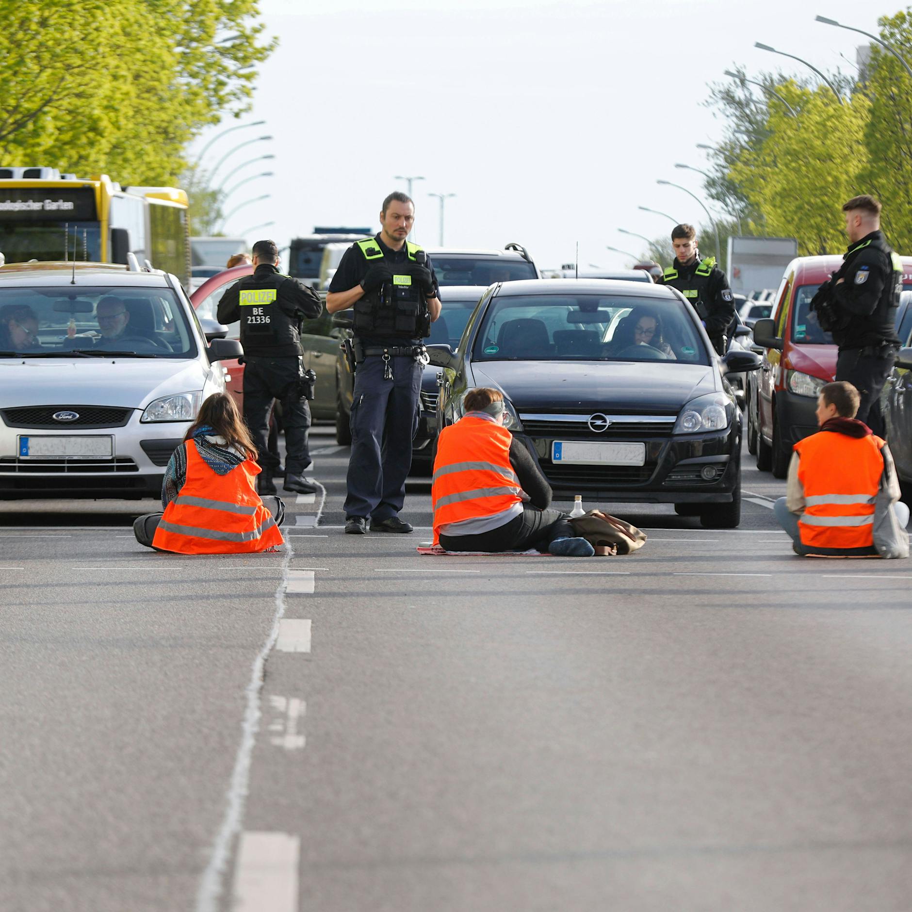 DIESE Berliner Kirchengemeinde will Klimakleber aufnehmen