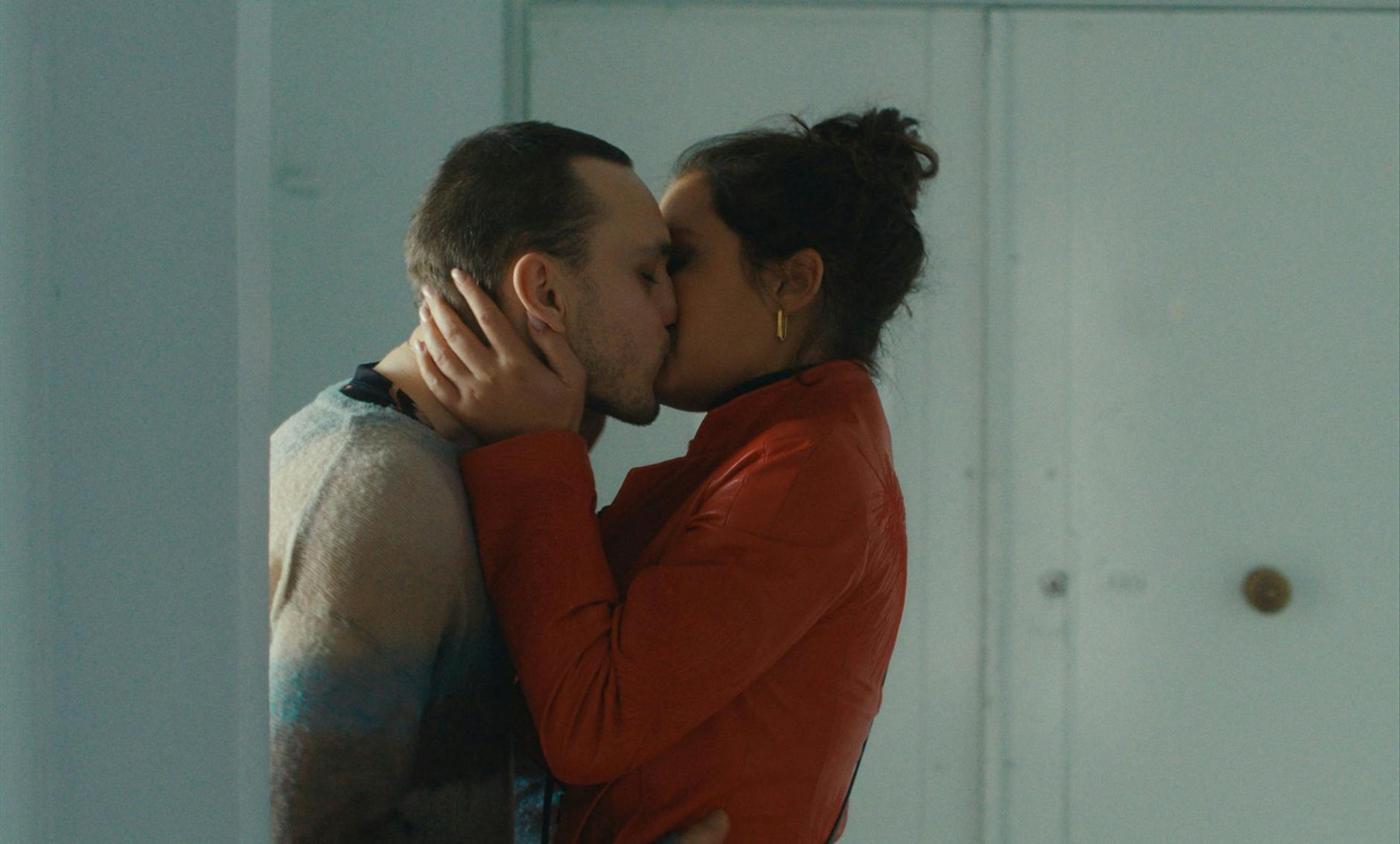 HANDOUT - Franz Rogowski als Tomas und Ade·le Exarchopoulos als Agathe in einer Szene des Films «Passages».