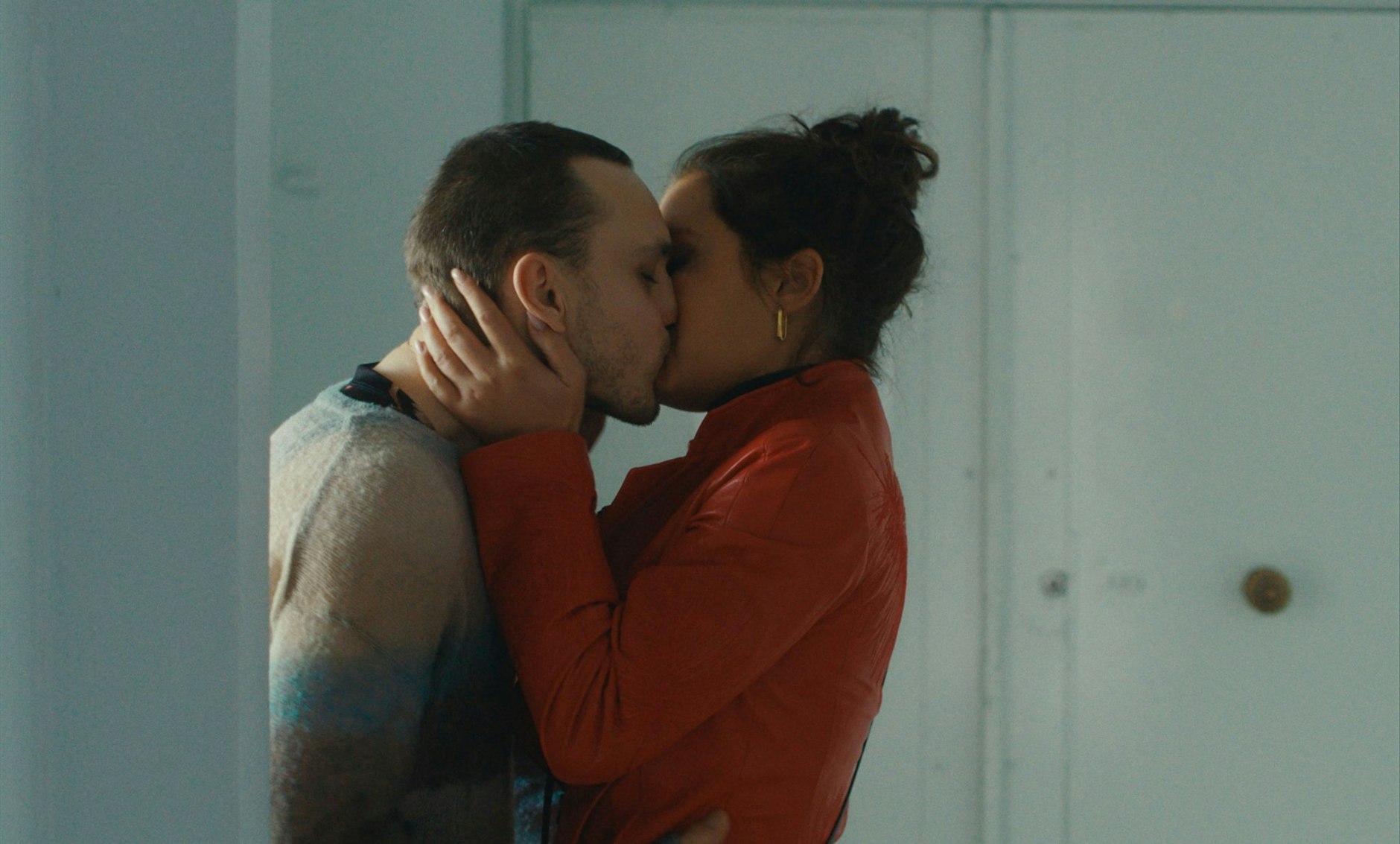 HANDOUT - Franz Rogowski als Tomas und Ade·le Exarchopoulos als Agathe in einer Szene des Films «Passages».  