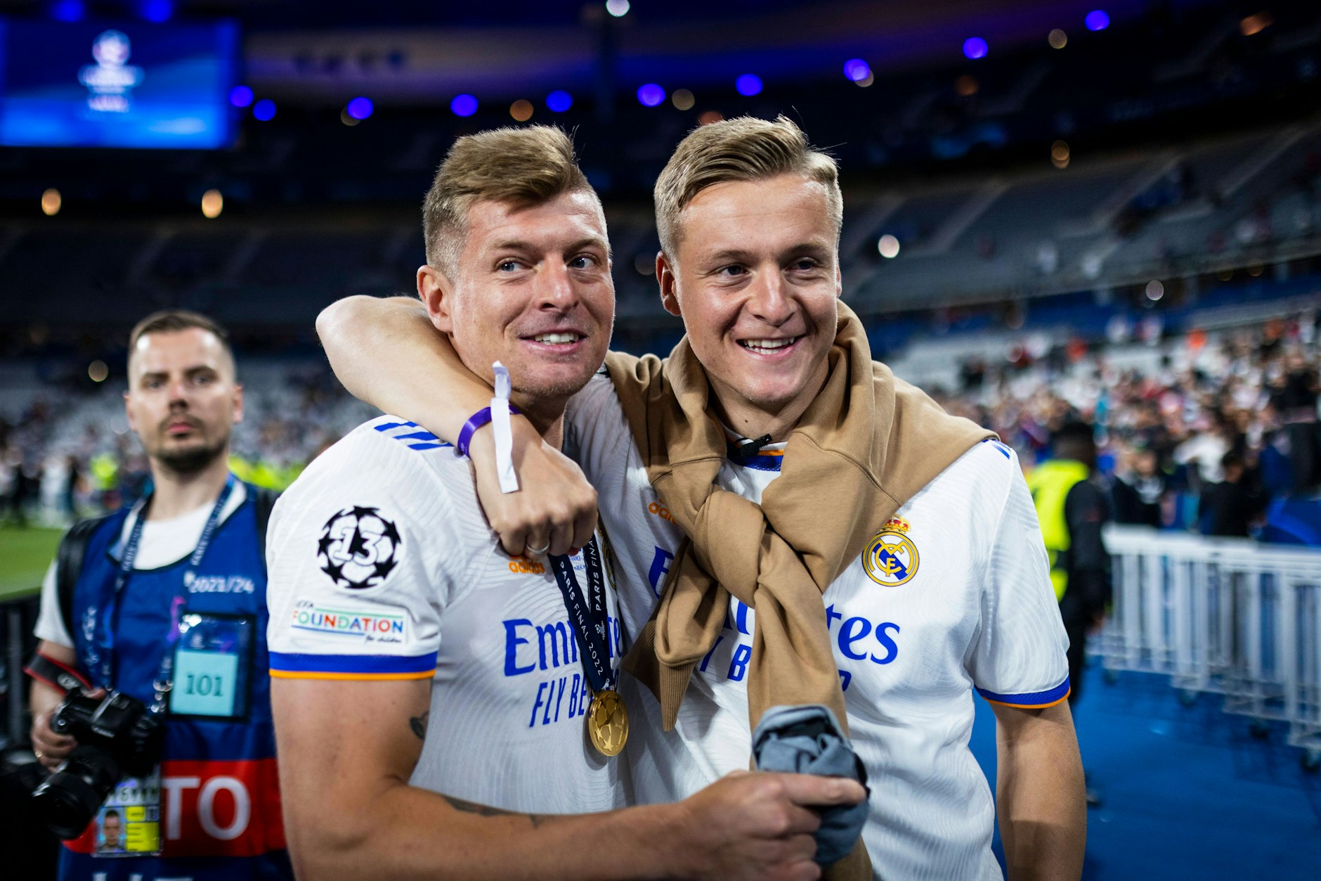 Toni Kroos (l.) und sein Bruder Felix nach dem Sieg von Real Madrid im Champions-League-Finale 2022.