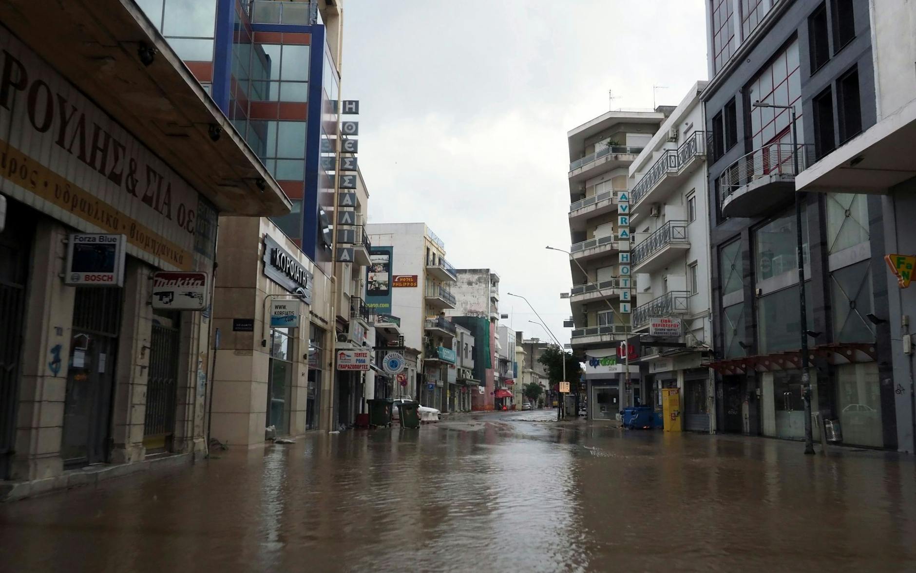 Eine Hauptstraße in Volos nach dem Regensturm.
