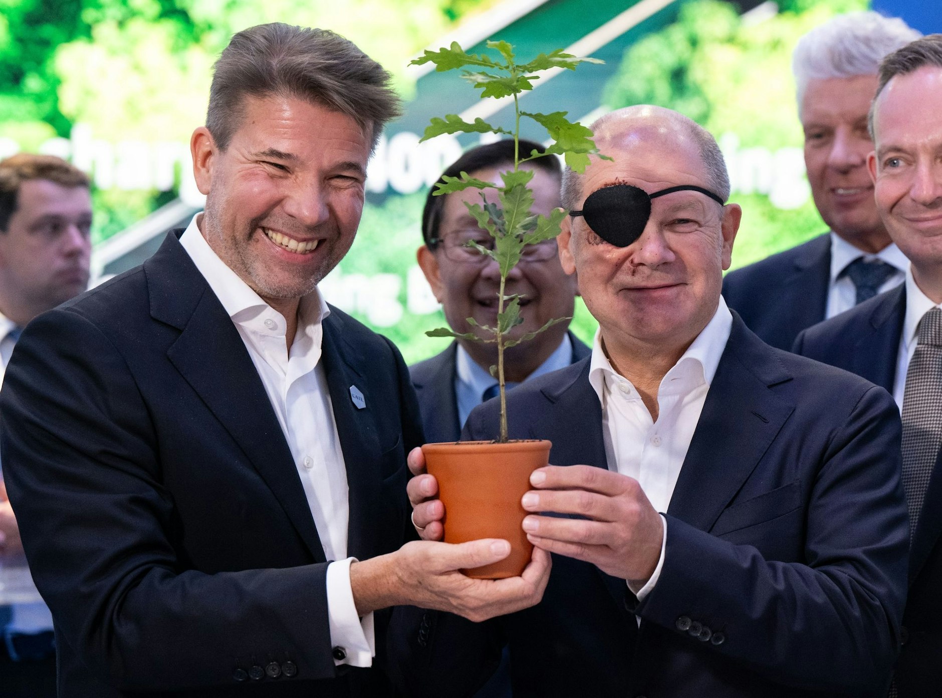 Bundeskanzler Olaf Scholz und CATL-Chef Mathias Hüttenrauch auf der IAA in München.