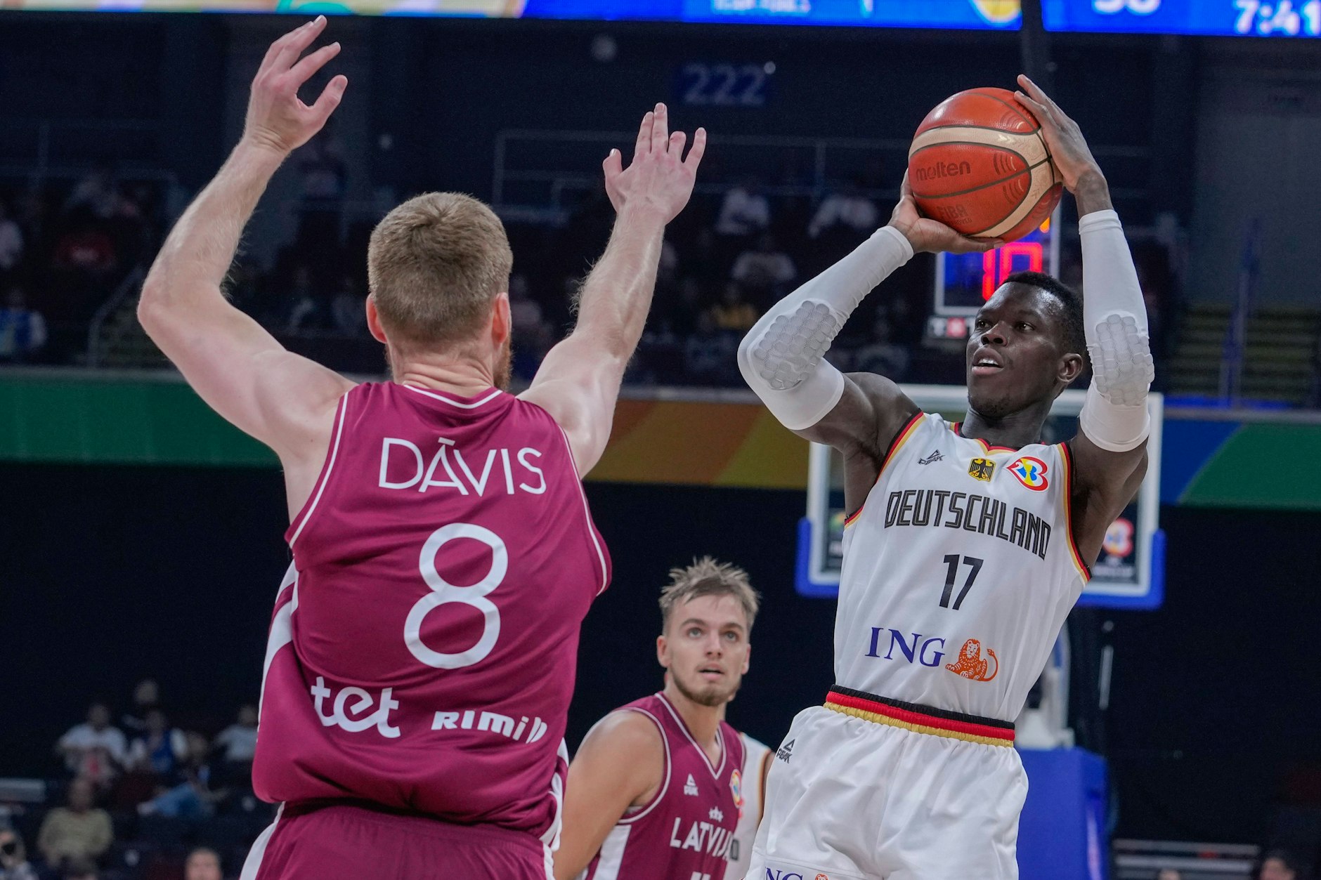 Dennis Schröder (r.) hatte gegen Lettland große Probleme mit seinen Würfen.