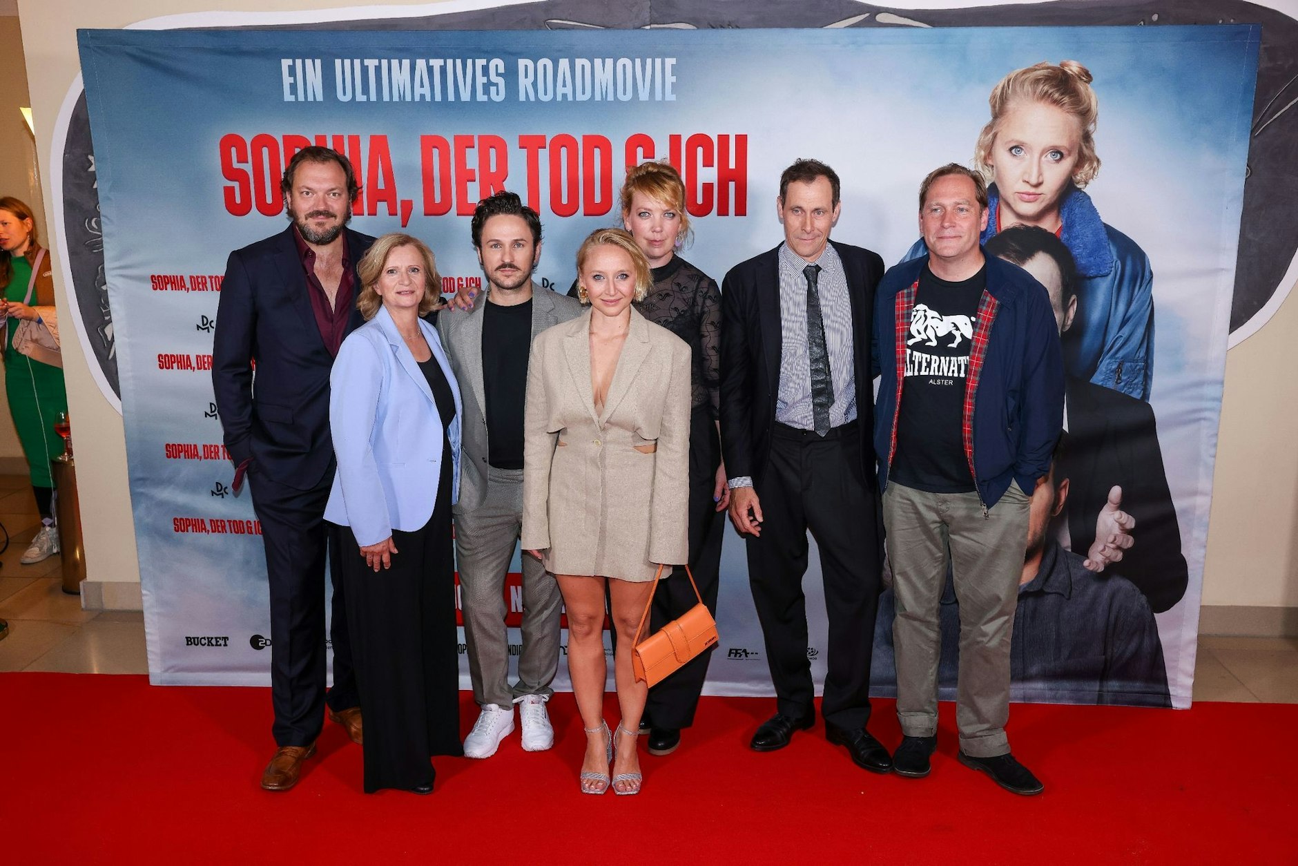Charly Hübner (l-r), Johanna Gastdorf, Dimitrij Schaad, Anna Maria Mühe, Lina Beckmann, Marc Hosemann und Thees Uhlmann bei der Premiere in Berlin.  