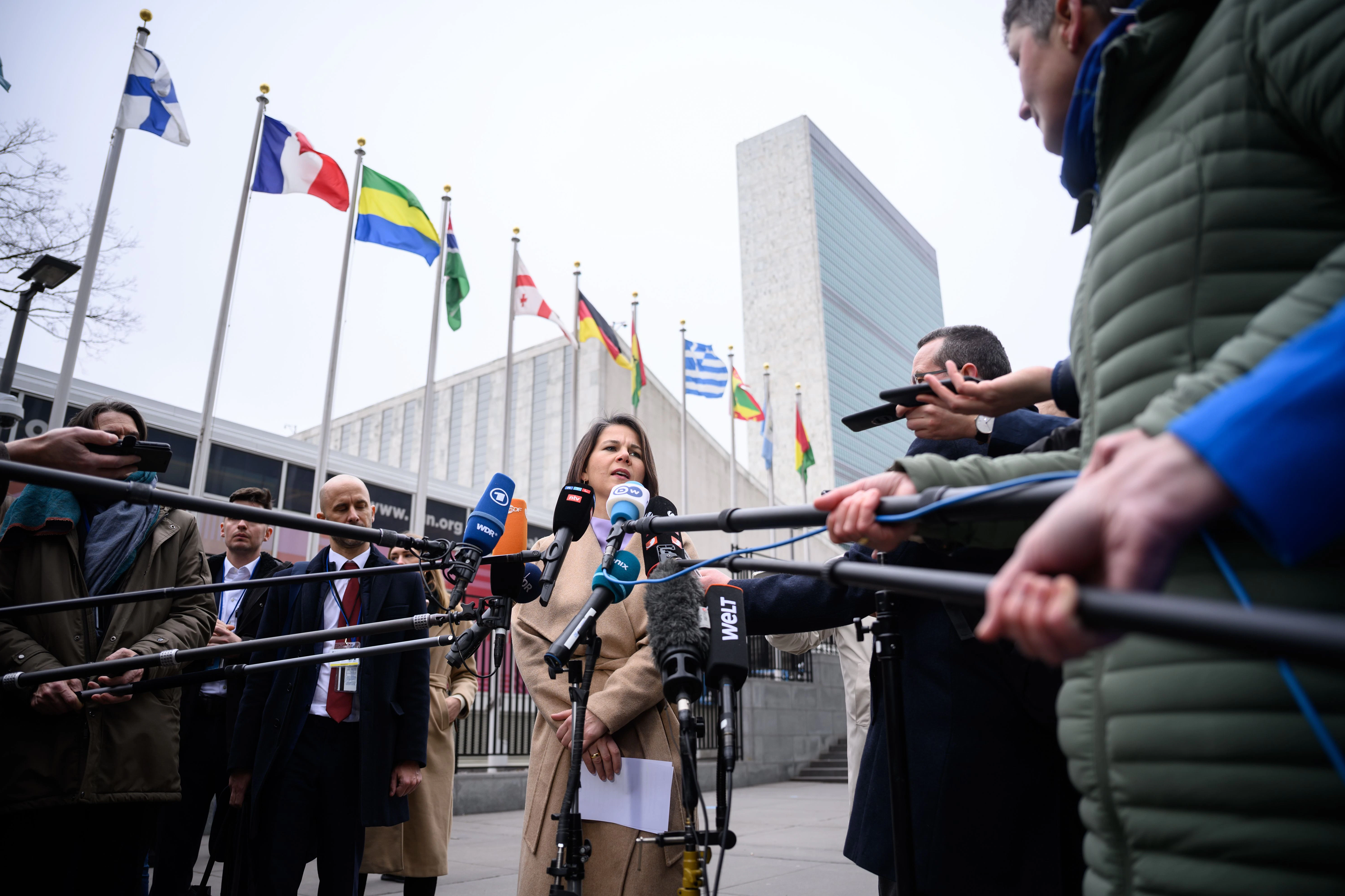 Außenministerin Annalena Baerbock (Grüne) vor der UN-Zentrale in New York.