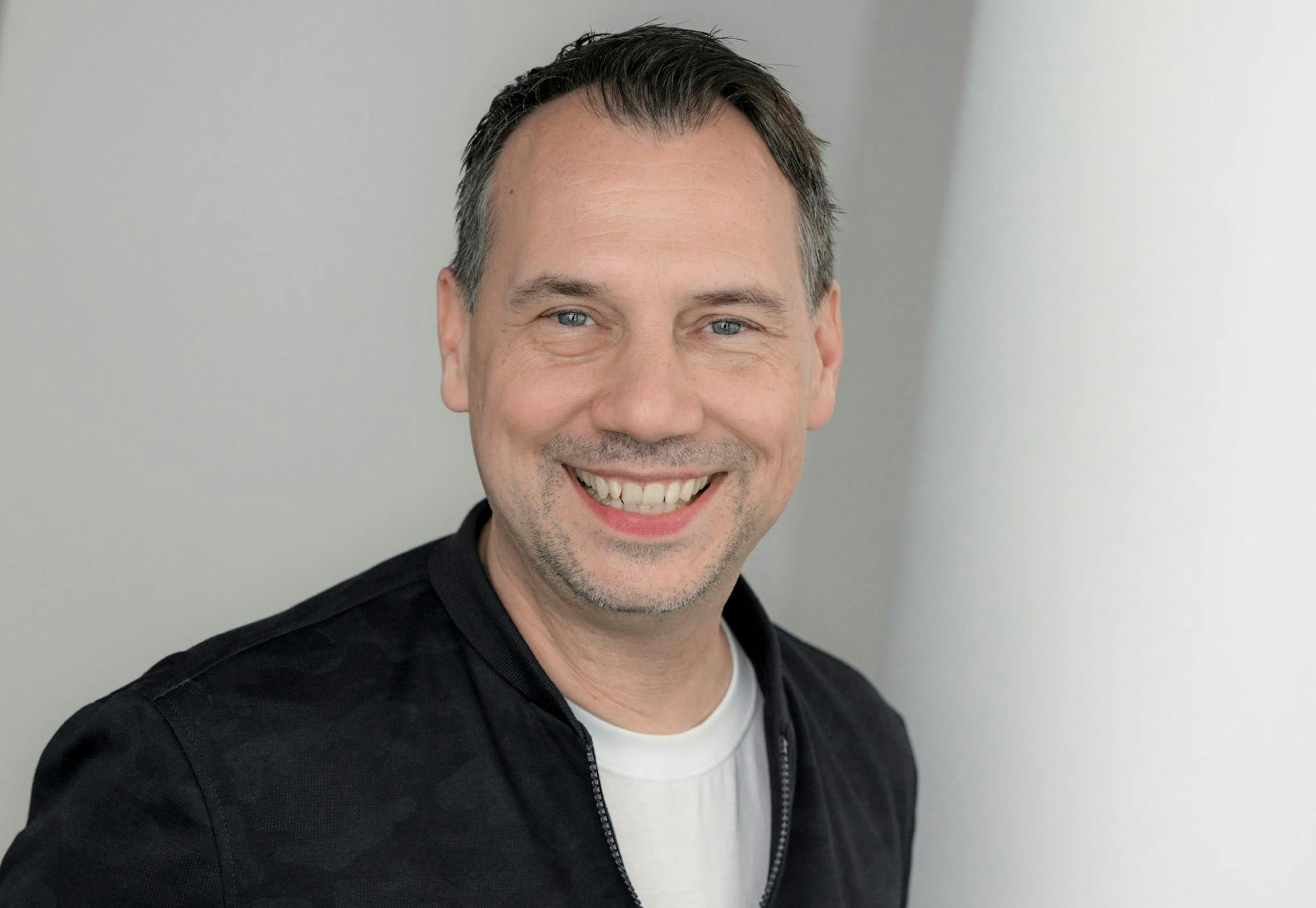 PRODUKTION - Der Bestseller-Autor Sebastian Fitzek bei einem dpa-Interview zu seinem neuen Buch "Die Einladung".