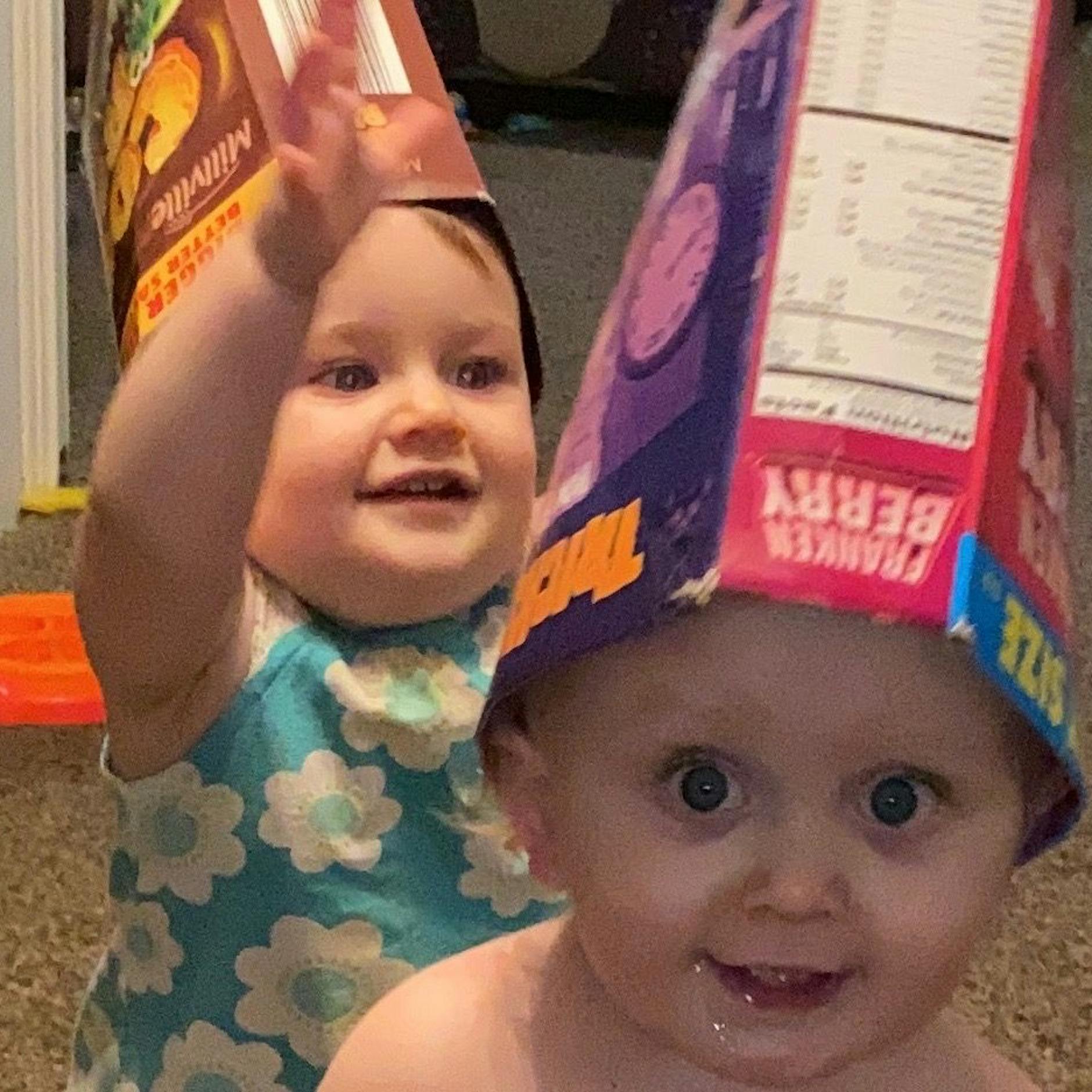 Unfassbar tragisch: Zwillinge schlafen in Spielzeugkiste ein – tot