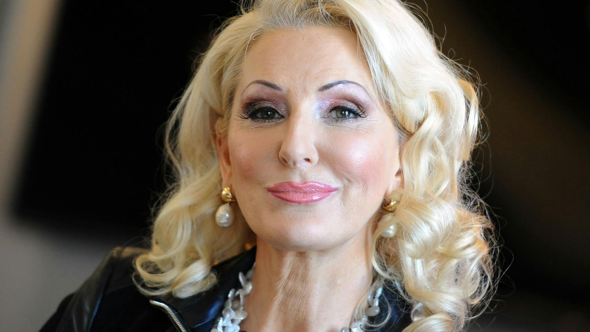 Kabarettistin Désirée Nick auf einer Pressekonferenz