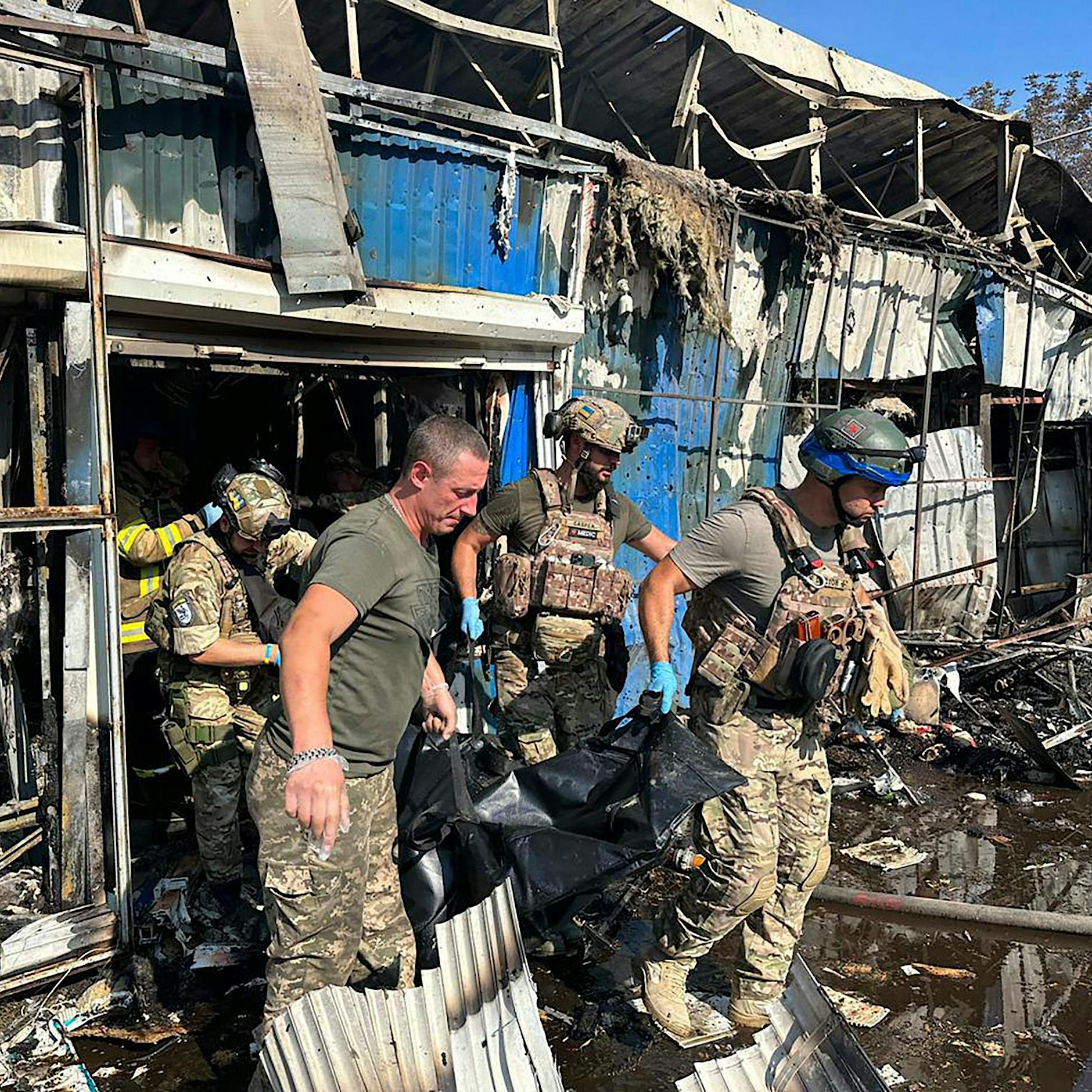 Selenskyj: Russische Raketen treffen Markt der Kleinstadt Kostjantyniwka – zahlreiche Tote in Ostukraine