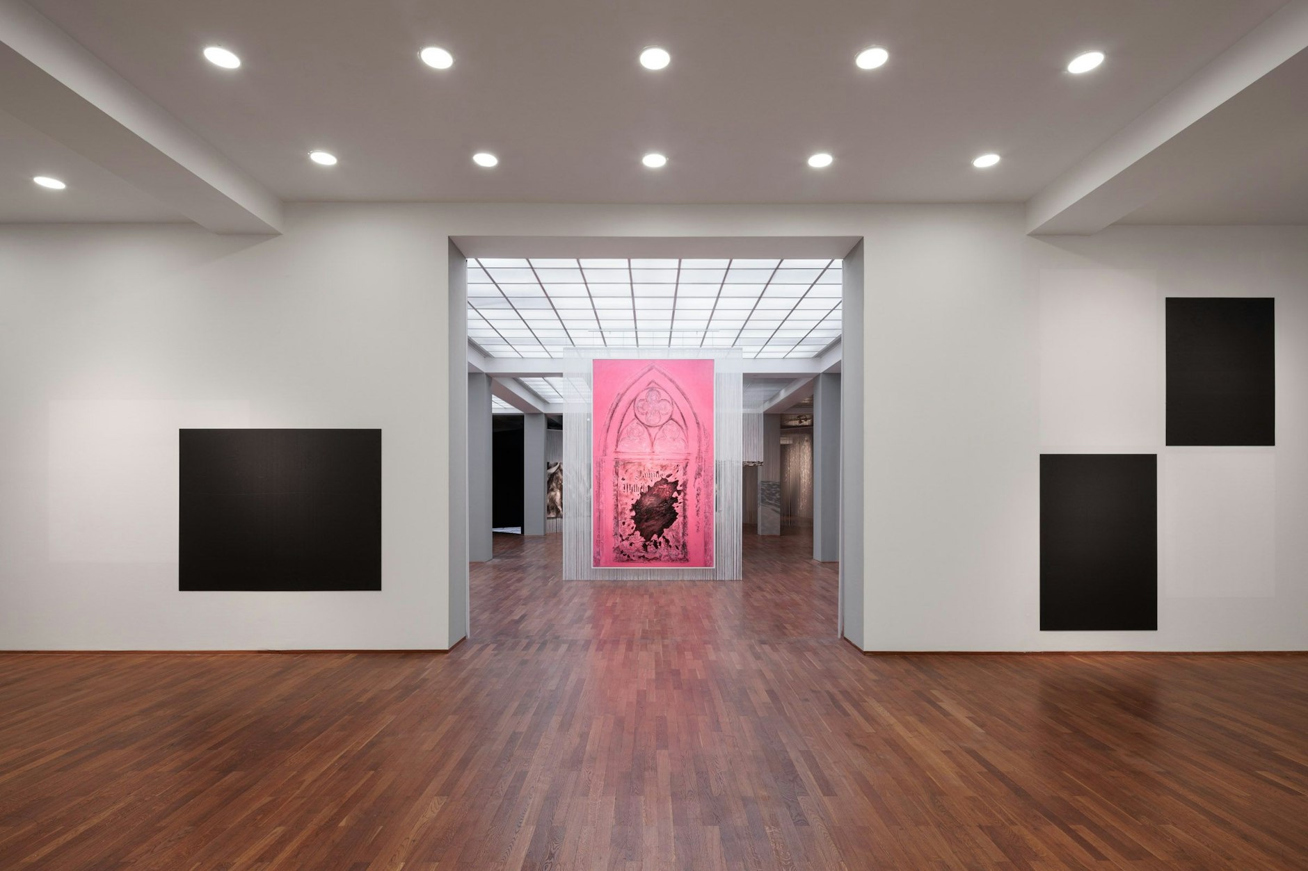 Blick in die Ausstellung, im Vordergrund: „Blindstrom for Kazimir“