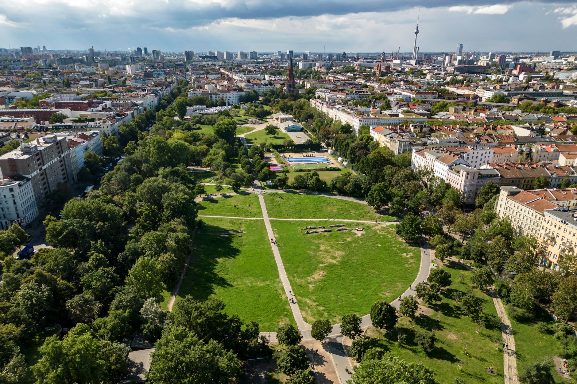 Luftaufnahme vom Görlitzer Park in Berlin am 8. August 2023