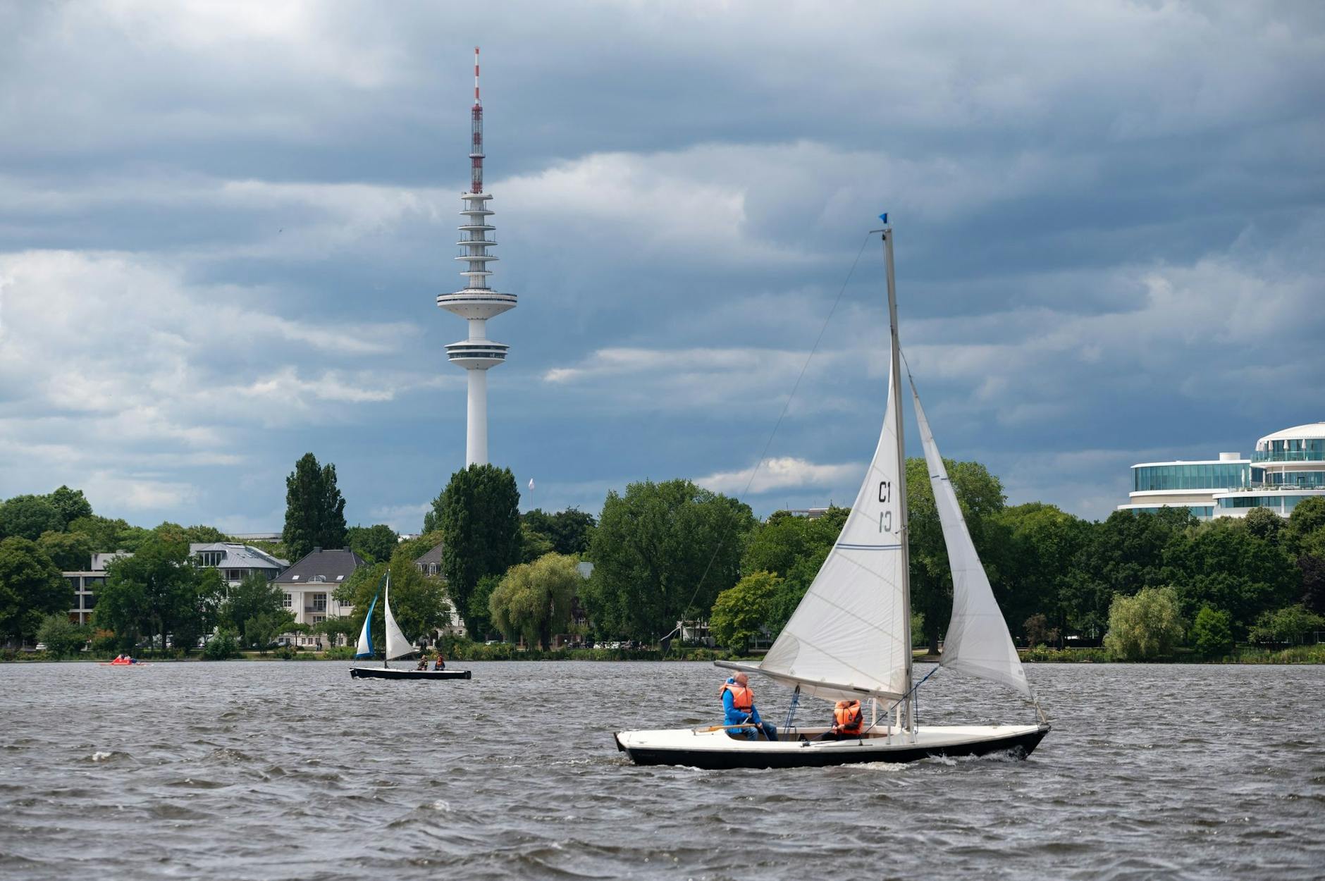 ARCHIV - Segeln auf der Alster: Den Deutschen bleibt weniger Zeit für Freizeitaktivitäten.