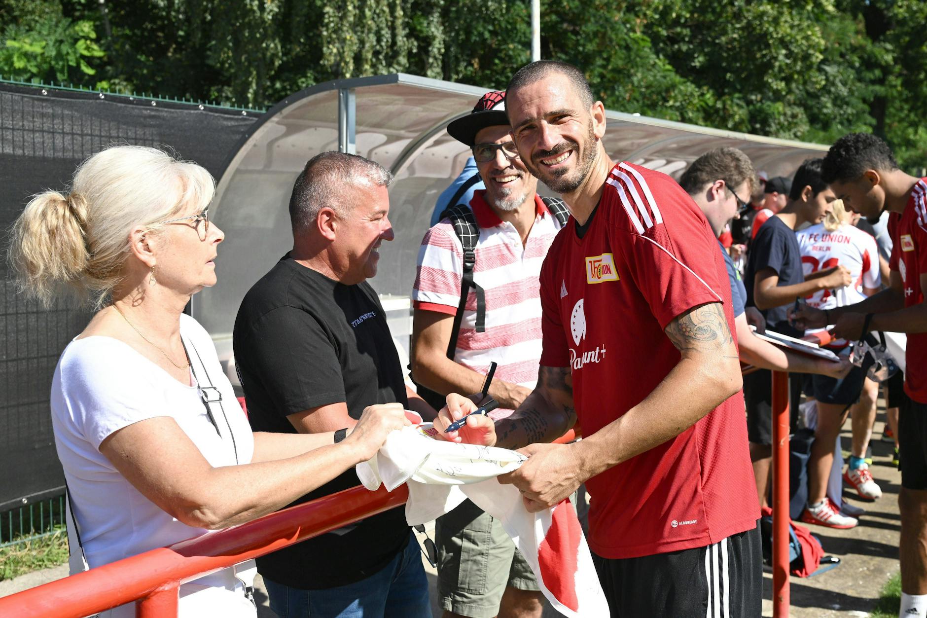 Ein breites Lächeln und Autogramme für die Fans des 1. FC Union Berlin: Leonardo Bonucci