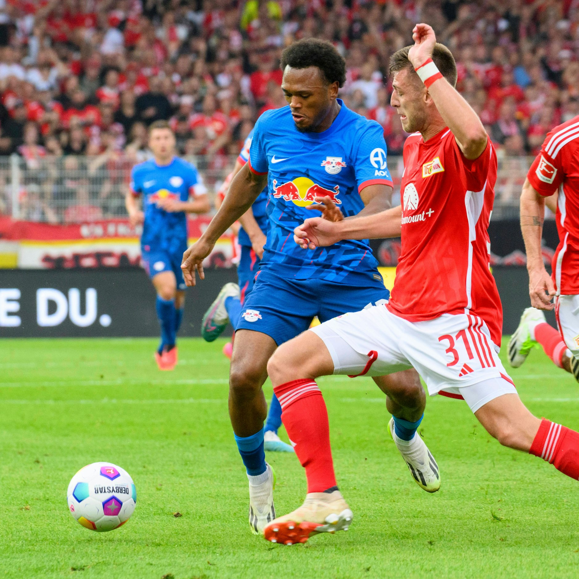 Unions Verteidiger Robin Knoche im Zweikampf mit Leipzigs Stürmer Lois Openda