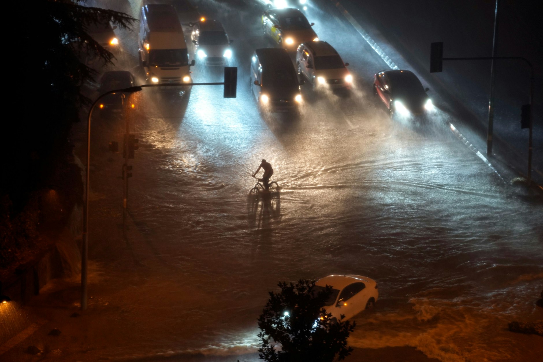 Ein Radfahrer fährt durch das Hochwasser in Istanbul.