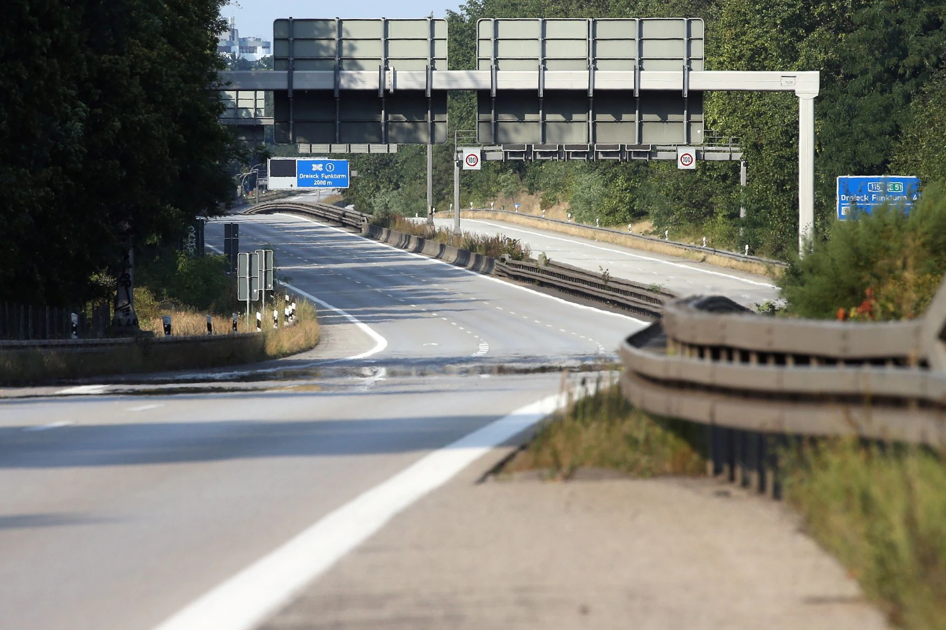 Die Avus an der Ausfahrt Hüttenweg: Die Lücke zwischen den sechsspurigen Abschnitten der A115 soll geschlossen werden, doch bislang stufte der Senat das Vorhaben nicht als dringlich ein.