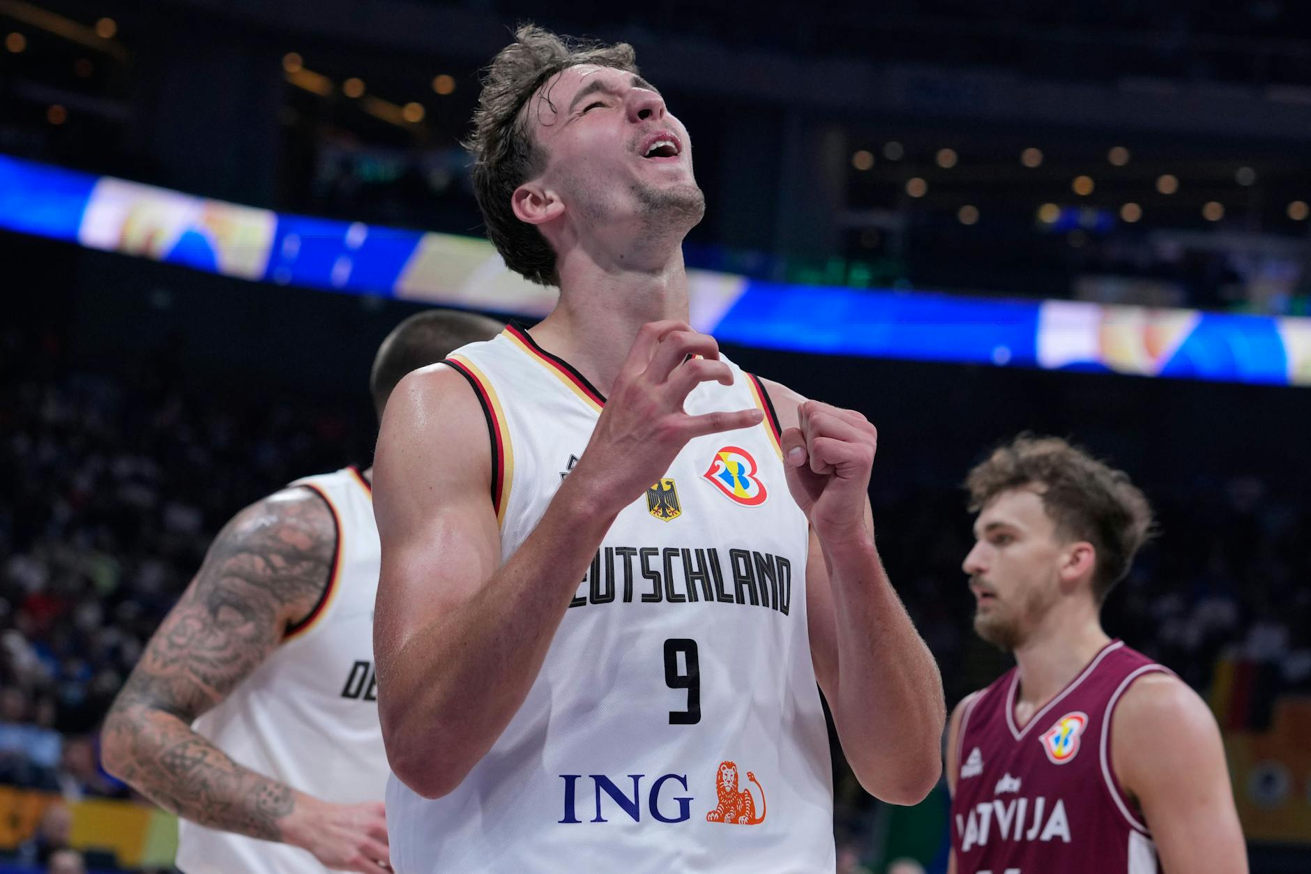 Franz Wagner (vorne) hat die deutschen Basketballer als Topscorer zum Sieg gegen Lettland geführt.
