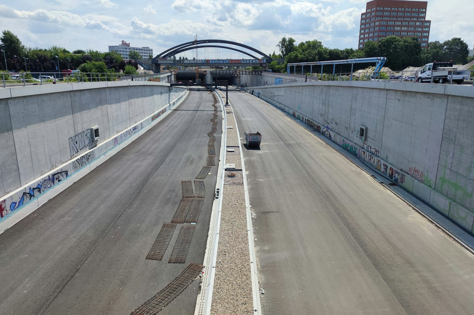 Der Bau ist weit gediehen. Im kommenden Jahr soll der 16. Bauabschnitt der Autobahn A100, hier im Geländeeinschnitt an der Kiefholzstraße, für den Verkehr freigegeben werden.