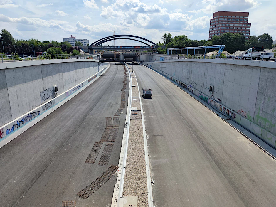 Der Bau ist weit gediehen. Im kommenden Jahr soll der 16. Bauabschnitt der Autobahn A100, hier im Geländeeinschnitt an der Kiefholzstraße, für den Verkehr freigegeben werden.